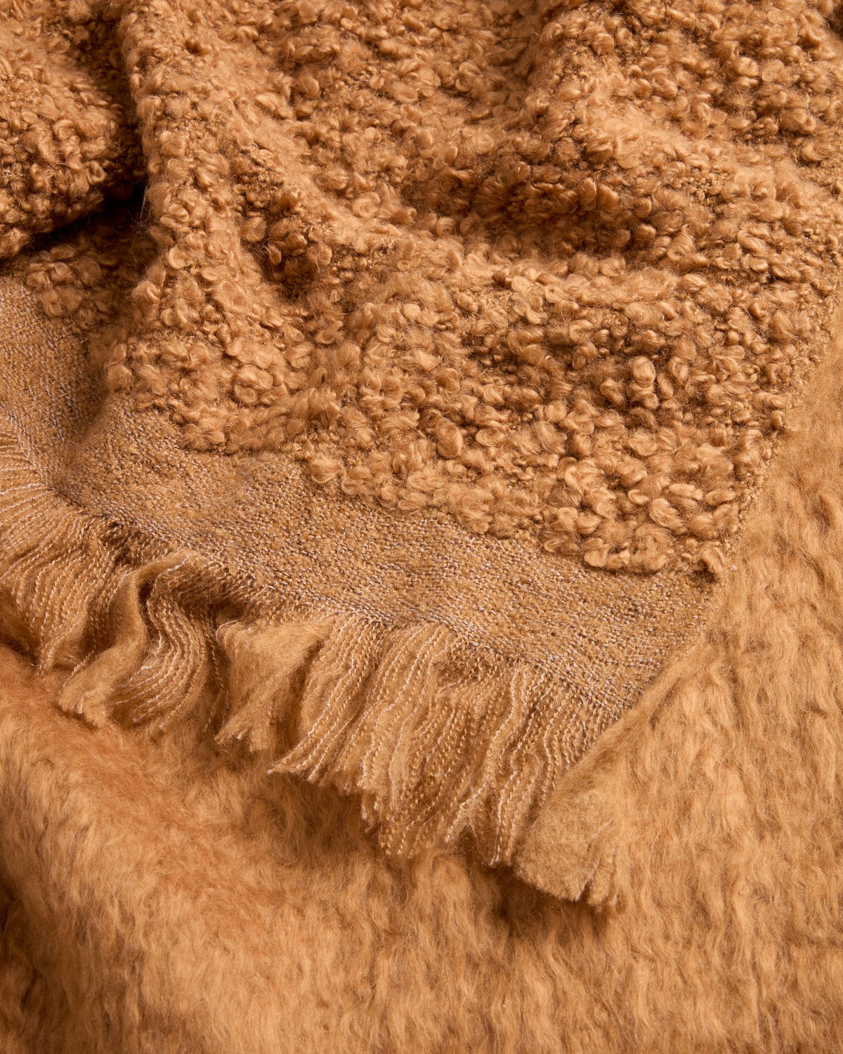 Orangefarbene Wolldecke Nemora aus Wollmischgewebe mit Frottee-Struktur und Fransen an den Kanten, Format 130 x 170 cm, handgefertigt.