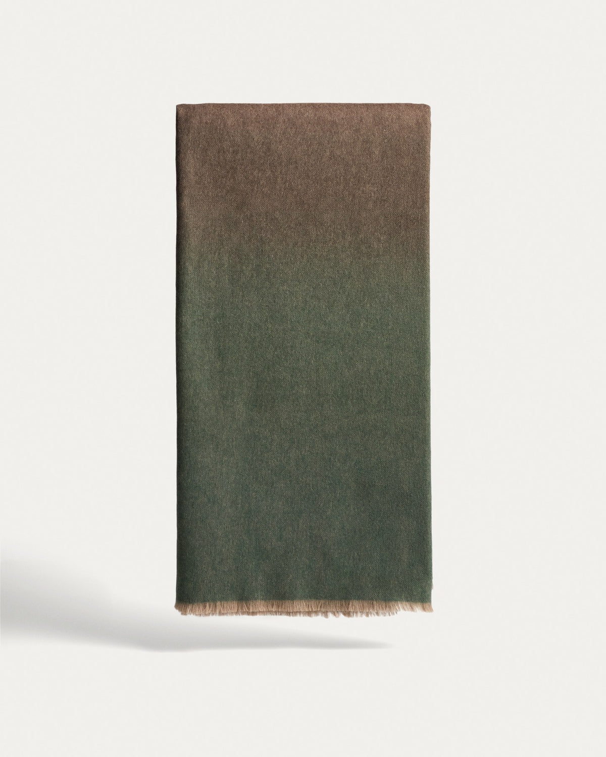Mehrfarbige Wolldecke Onari von Kave Home mit fliessendem Farbverlauf, gewebte Textur, Grösse 130 x 170 cm, liegt gefaltet.