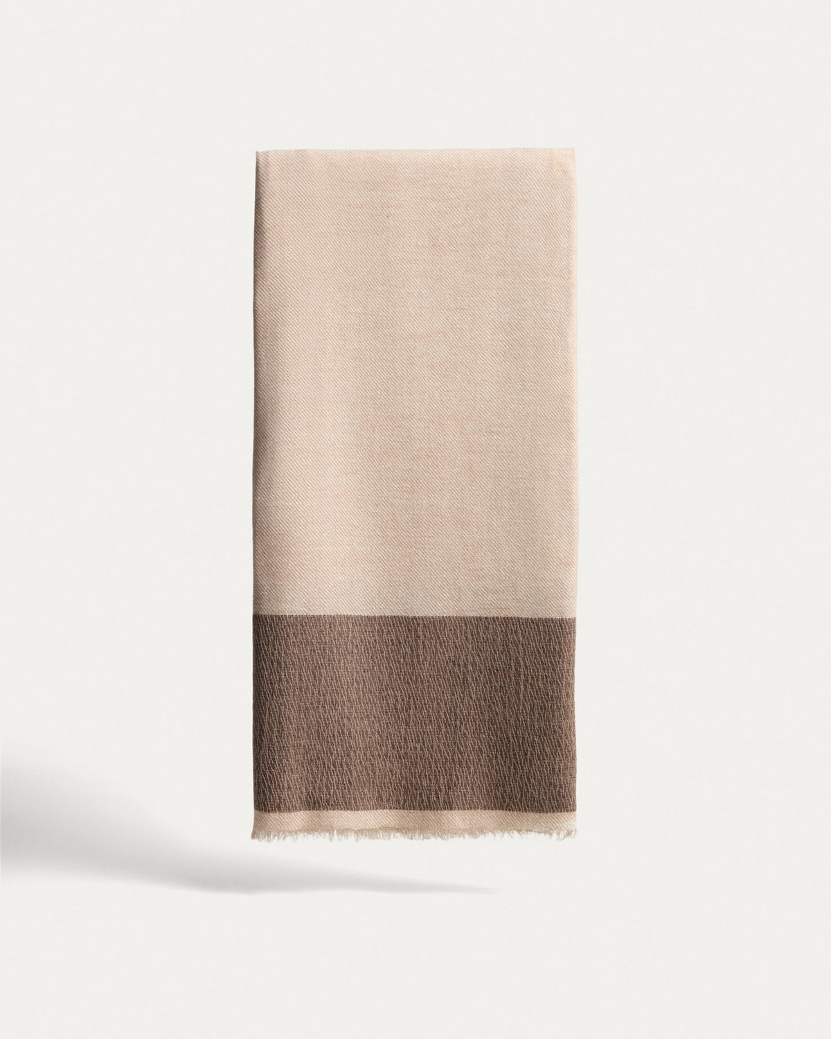 Beige Wolldecke Varila aus 100% Wolle mit Kontraststreifen, rechteckig, Masse 130 x 170 cm, liegt gefaltet.