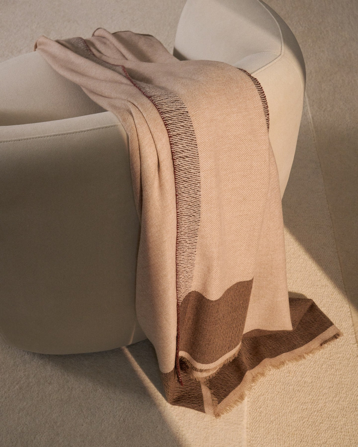Beige Wolldecke Varila aus 100% Wolle mit Kontraststreifen, rechteckig, Masse 130 x 170 cm, liegt gefaltet.