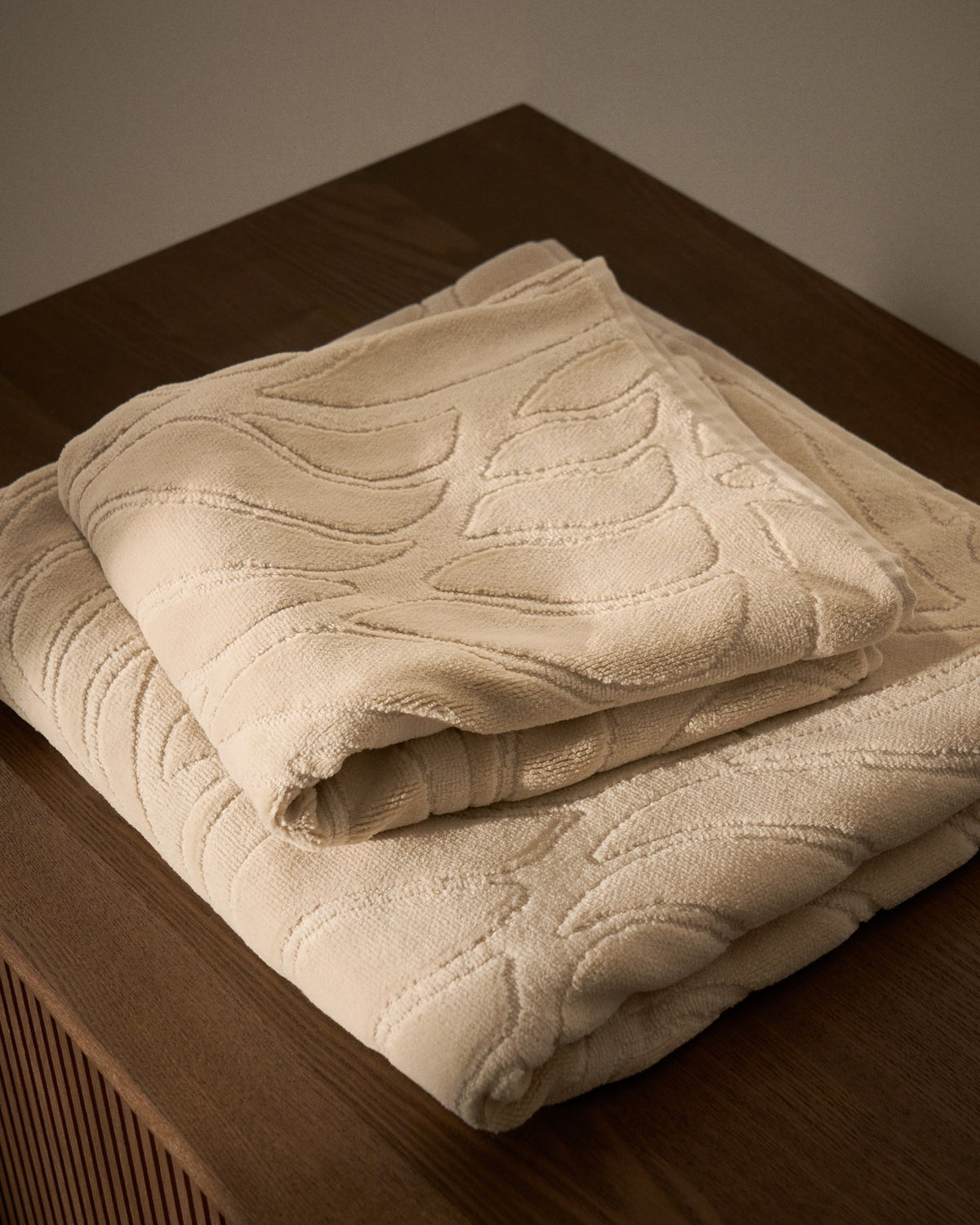 Beiges Handtuch aus 100% Baumwolle mit Jacquard-Muster und samtiger Oberfläche, rechteckige Form, Masse 50 x 90 cm.