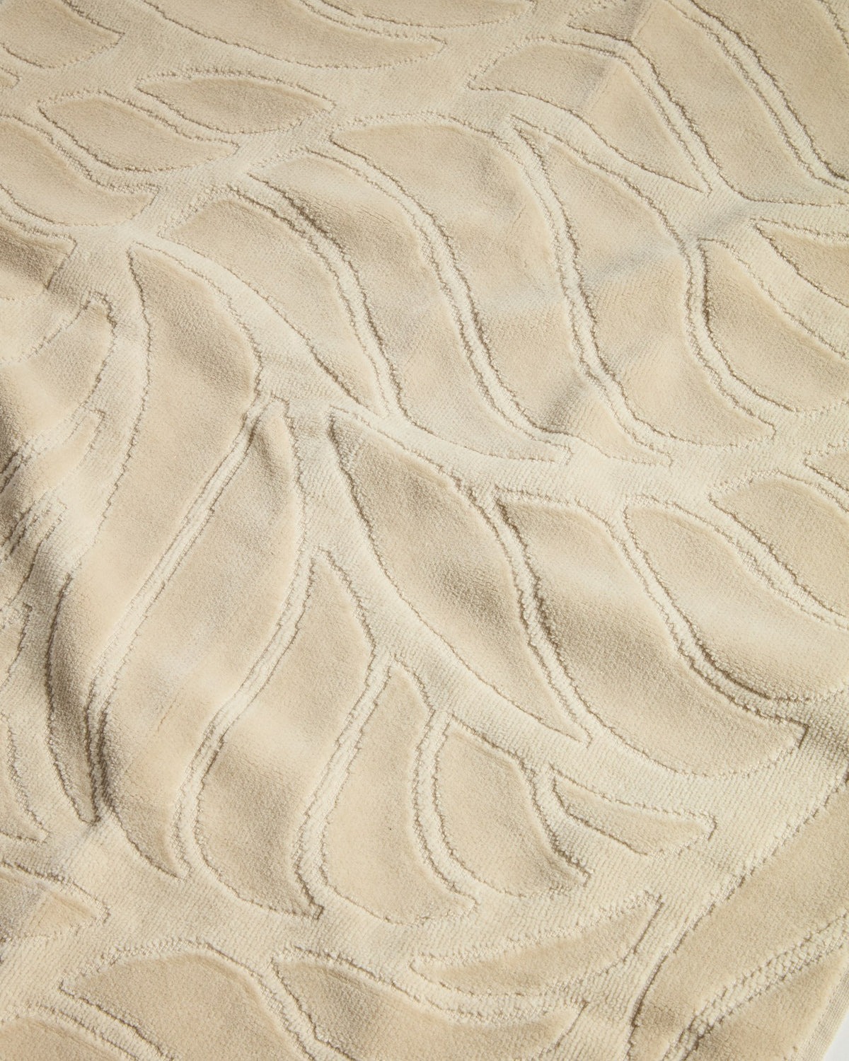 Beiges Badetuch aus 100% Baumwolle mit Jacquard-Muster und samtiger Oberfläche, Format 70 x 140 cm, gefaltet liegend.