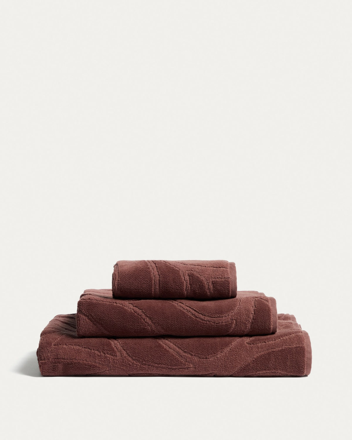 Weinrotes Handtuch aus 100 % Baumwolle mit Jacquard-Muster und samtiger Oberfläche, rechteckige Form, Grösse 50 x 90 cm, Marke Kave Home.