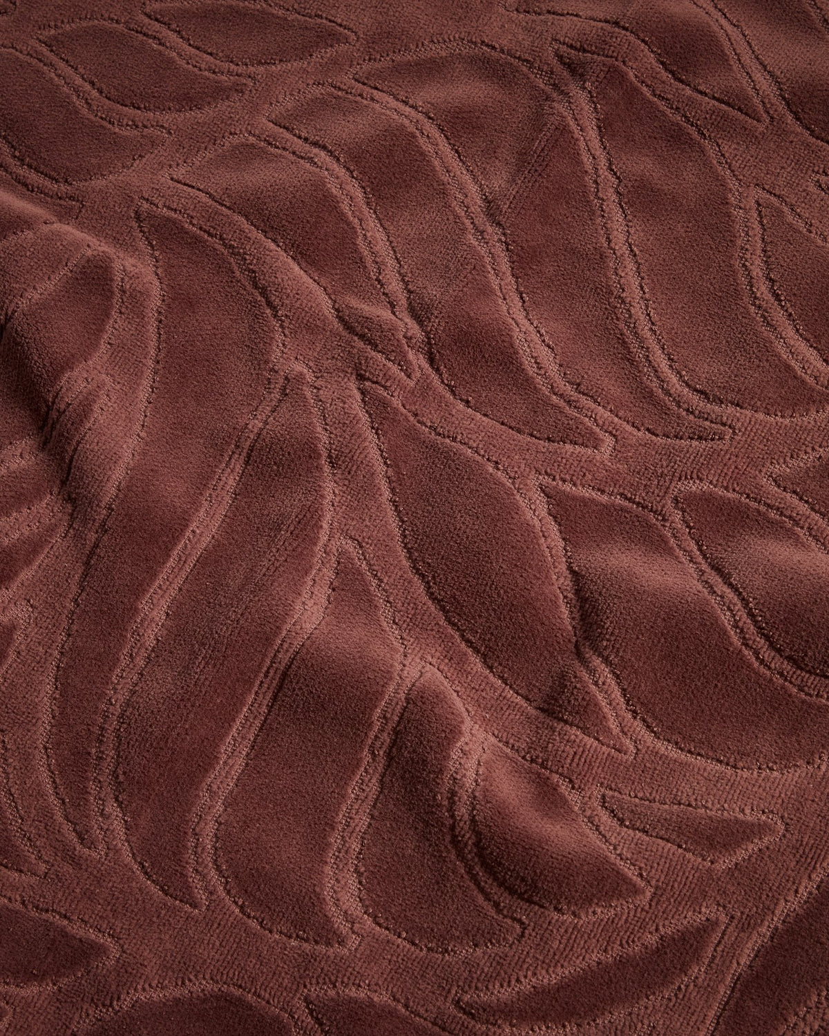 Weinrotes Badetuch aus Baumwolle mit Jacquard-Muster und samtiger Oberfläche, Grösse 70 x 140 cm, gefaltet dargestellt.