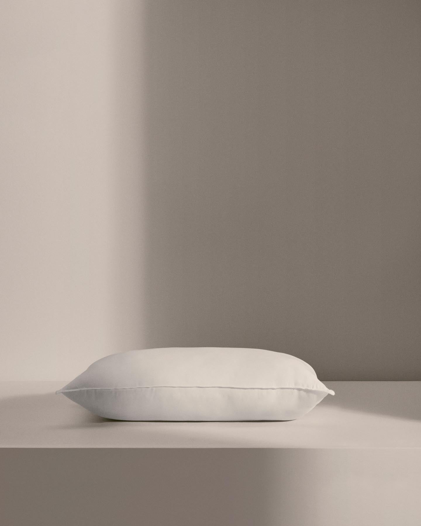 Kissenfüllung Nubu aus recycelter Mikrofaser mit Gel-Effekt 30 x 50 cm, hergestellt in Spanien in Weiss präsentiert im Onlineshop von KAQTU Design AG. Kissenfüllung ist von Kave Home