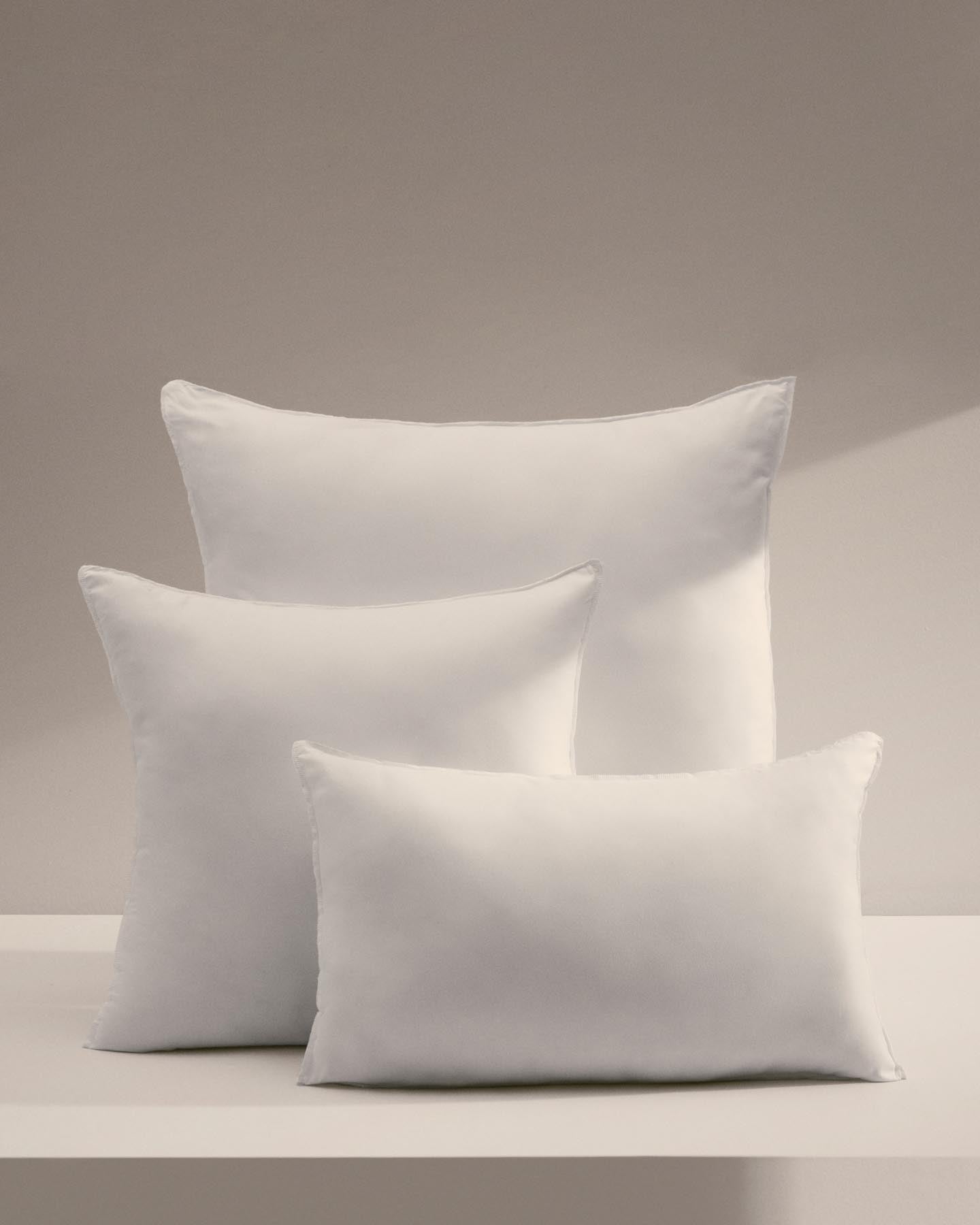 Kissenfüllung Nubu aus recycelter Mikrofaser mit Gel-Effekt 40 x 60 cm, hergestellt in Spanien in Weiss präsentiert im Onlineshop von KAQTU Design AG. Kissenfüllung ist von Kave Home