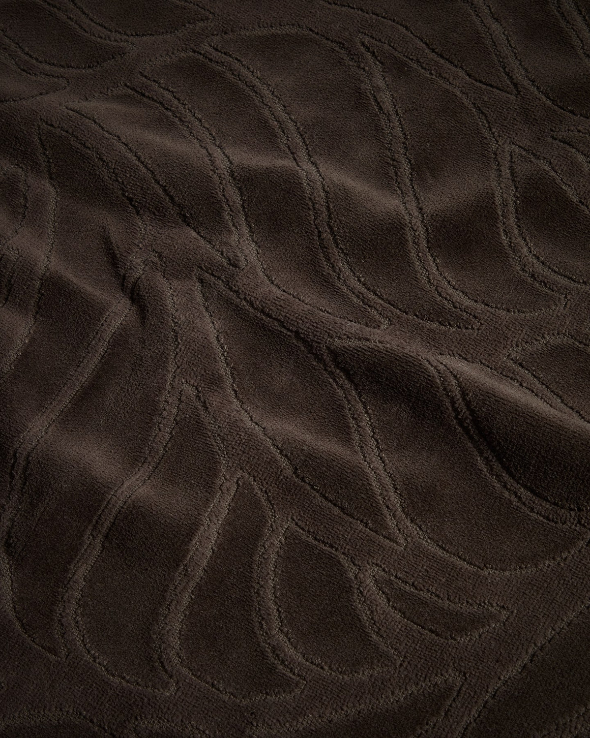 Braunes Handtuch Lurevi aus 100% Baumwolle mit Jacquard-Muster und samtiger Oberfläche, Format 50 x 90 cm, flach ausgebreitet dargestellt.