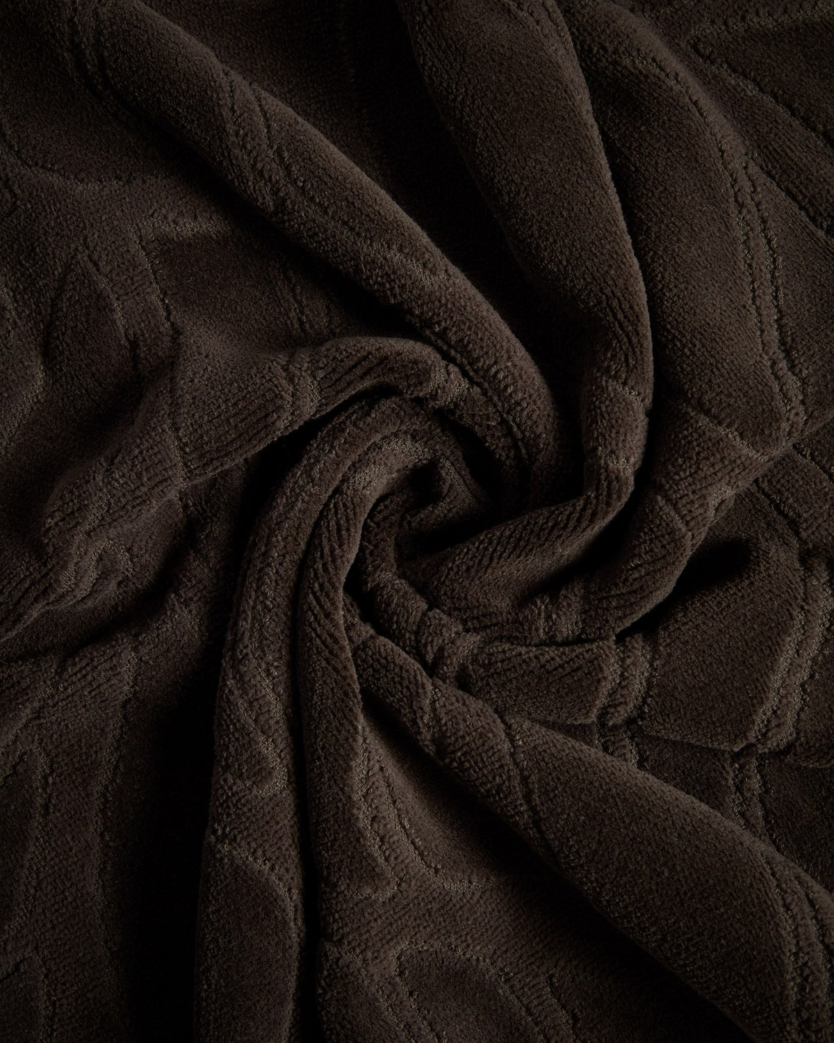 Braunes Badetuch aus 100% Baumwolle mit Jacquard-Muster und samtiger Oberfläche, Format 70 x 140 cm, rechteckige Form.