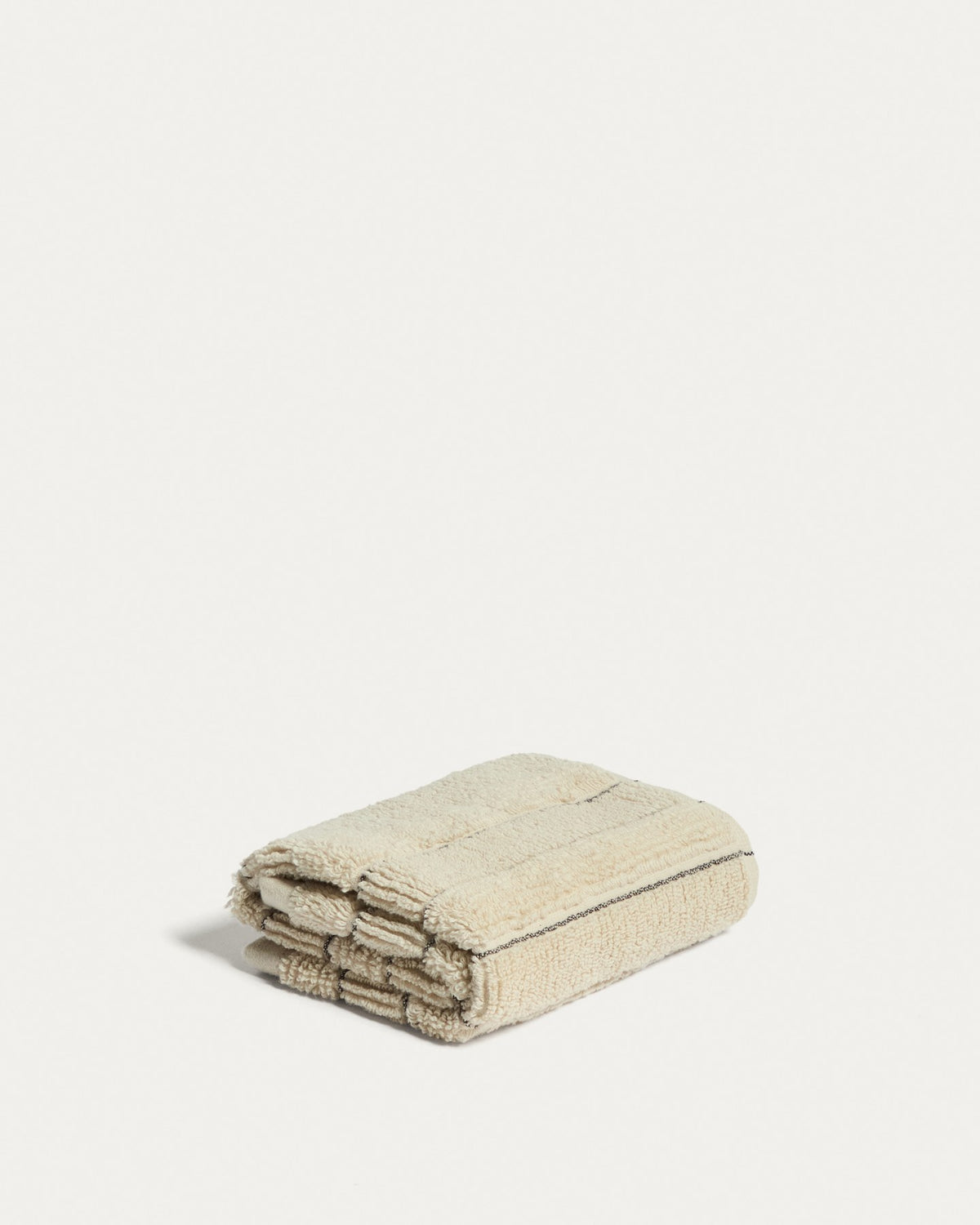 Beiges Toilettenhandtuch aus 100% Baumwolle mit Jacquard-Streifenmuster, Grösse 30 x 50 cm, gefaltet auf hellem Untergrund liegend.