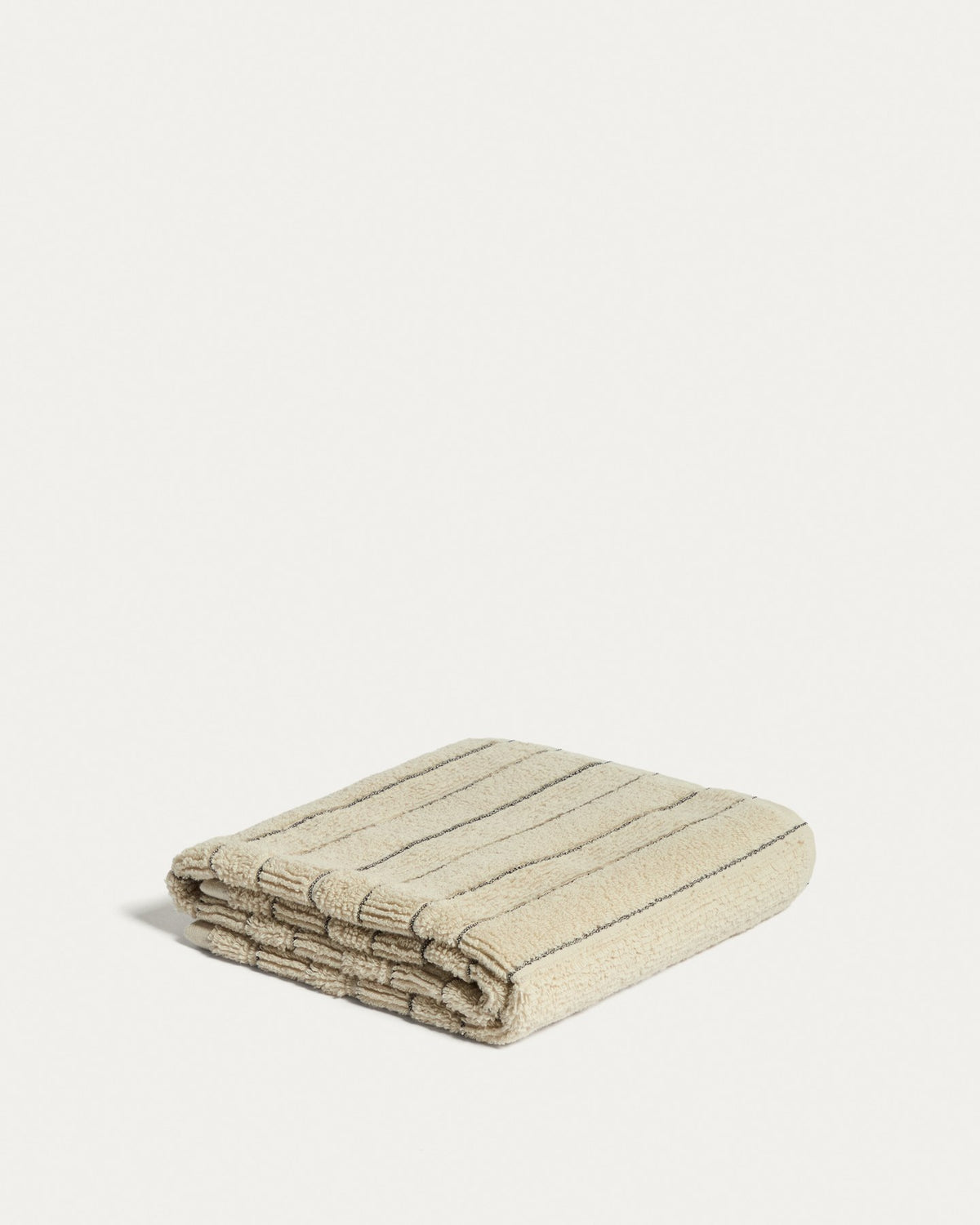 Beiges Handtuch aus 100 % Baumwolle mit Jacquard-Muster in Streifenoptik, rechteckige Form, Grösse 50 x 90 cm.