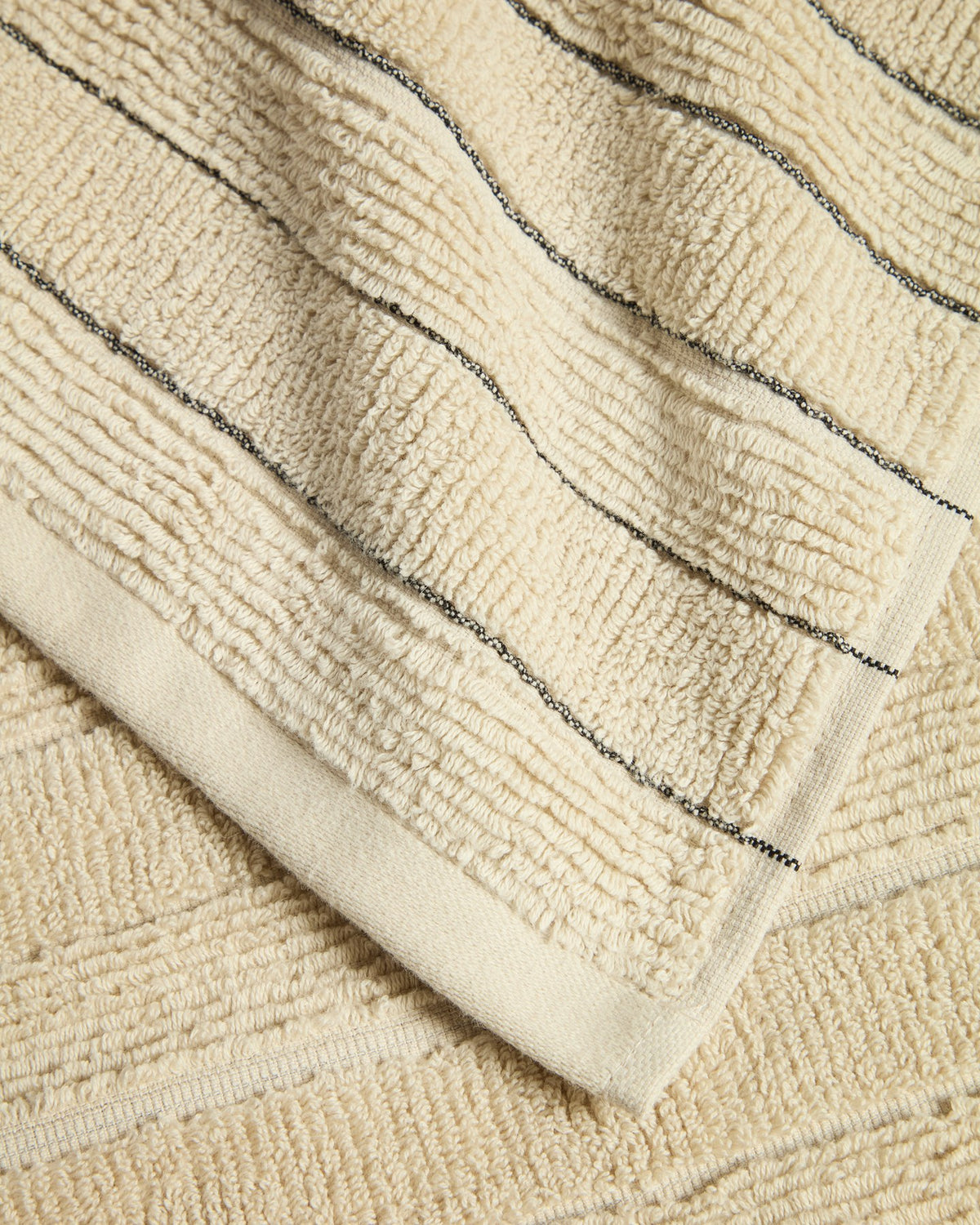 Beiges Handtuch aus 100 % Baumwolle mit Jacquard-Muster in Streifenoptik, rechteckige Form, Grösse 50 x 90 cm.