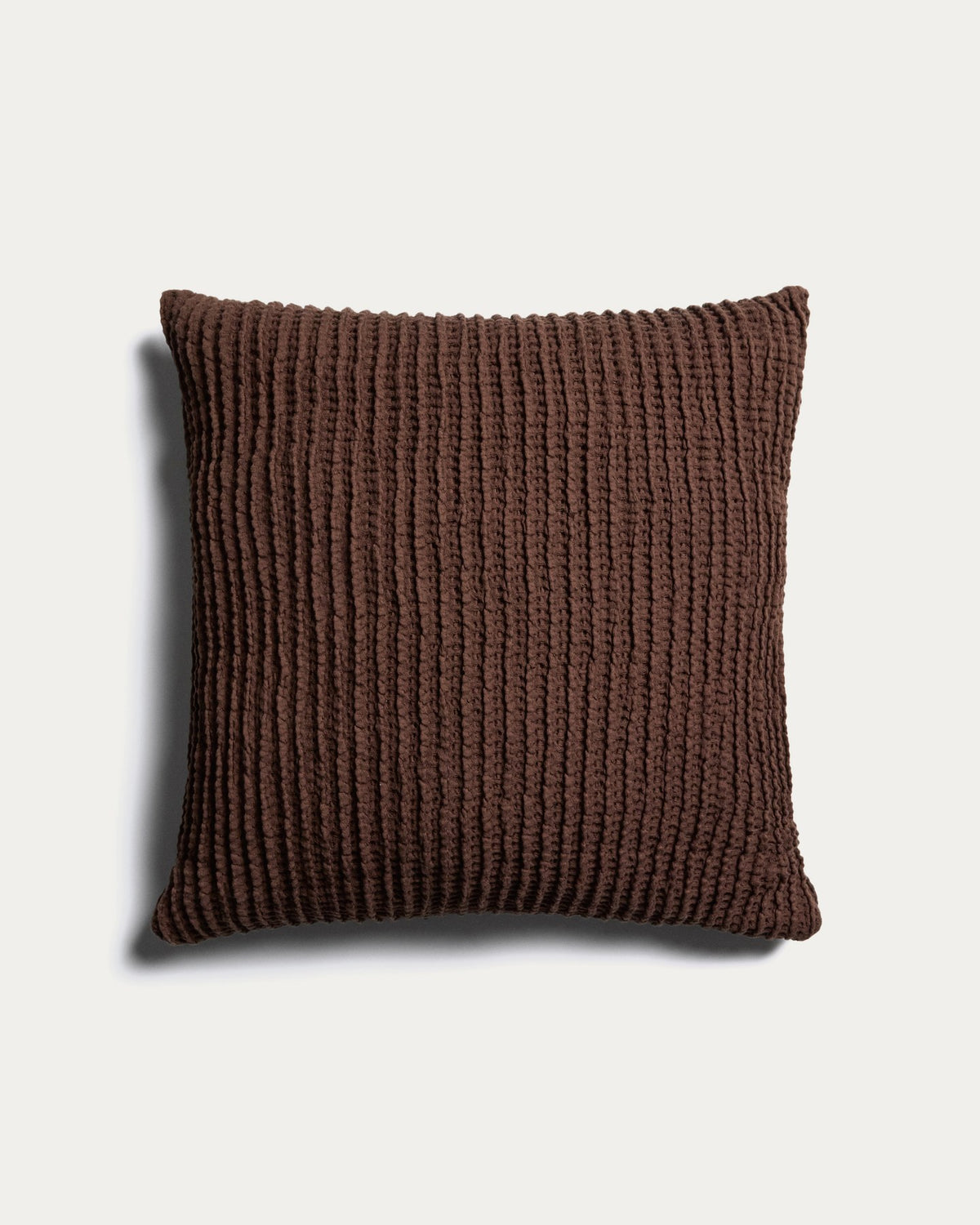 Braunes Gartenkissen mit Bezug aus 100% Baumwoll-Waffelpiqué, quadratische Form, Grösse 50 x 50 cm, sichtbare Waffelstruktur.