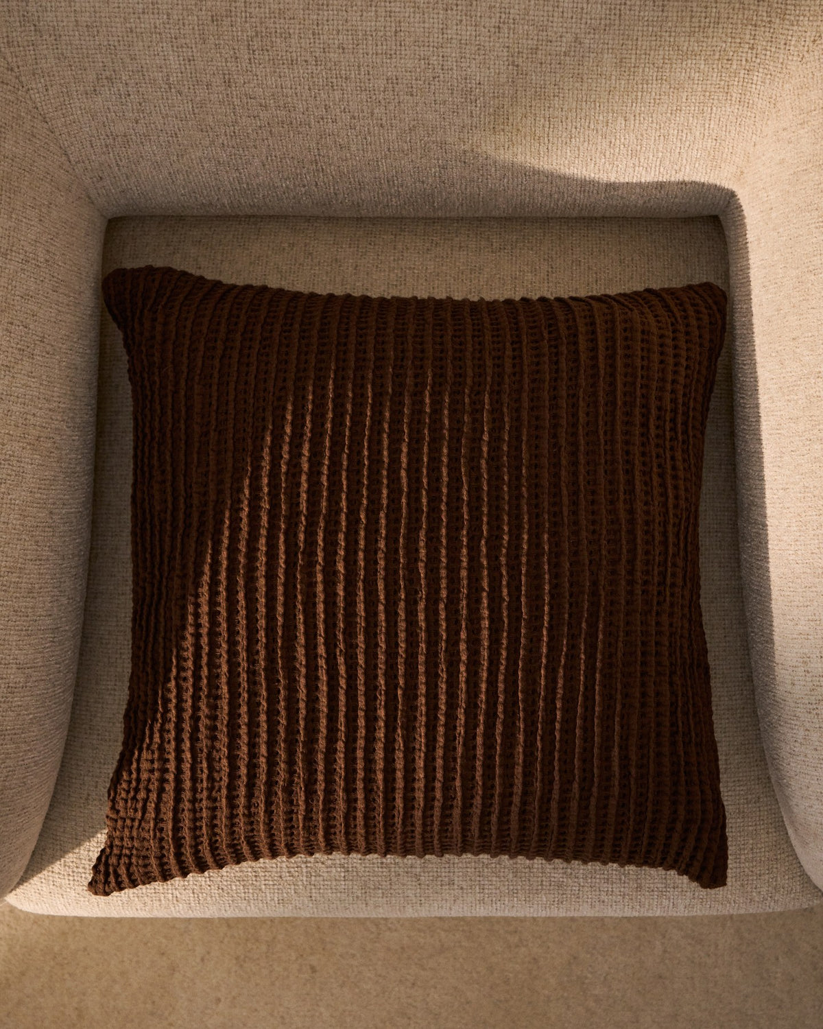 Braunes Gartenkissen mit Bezug aus 100% Baumwoll-Waffelpiqué, quadratische Form, Grösse 50 x 50 cm, sichtbare Waffelstruktur.