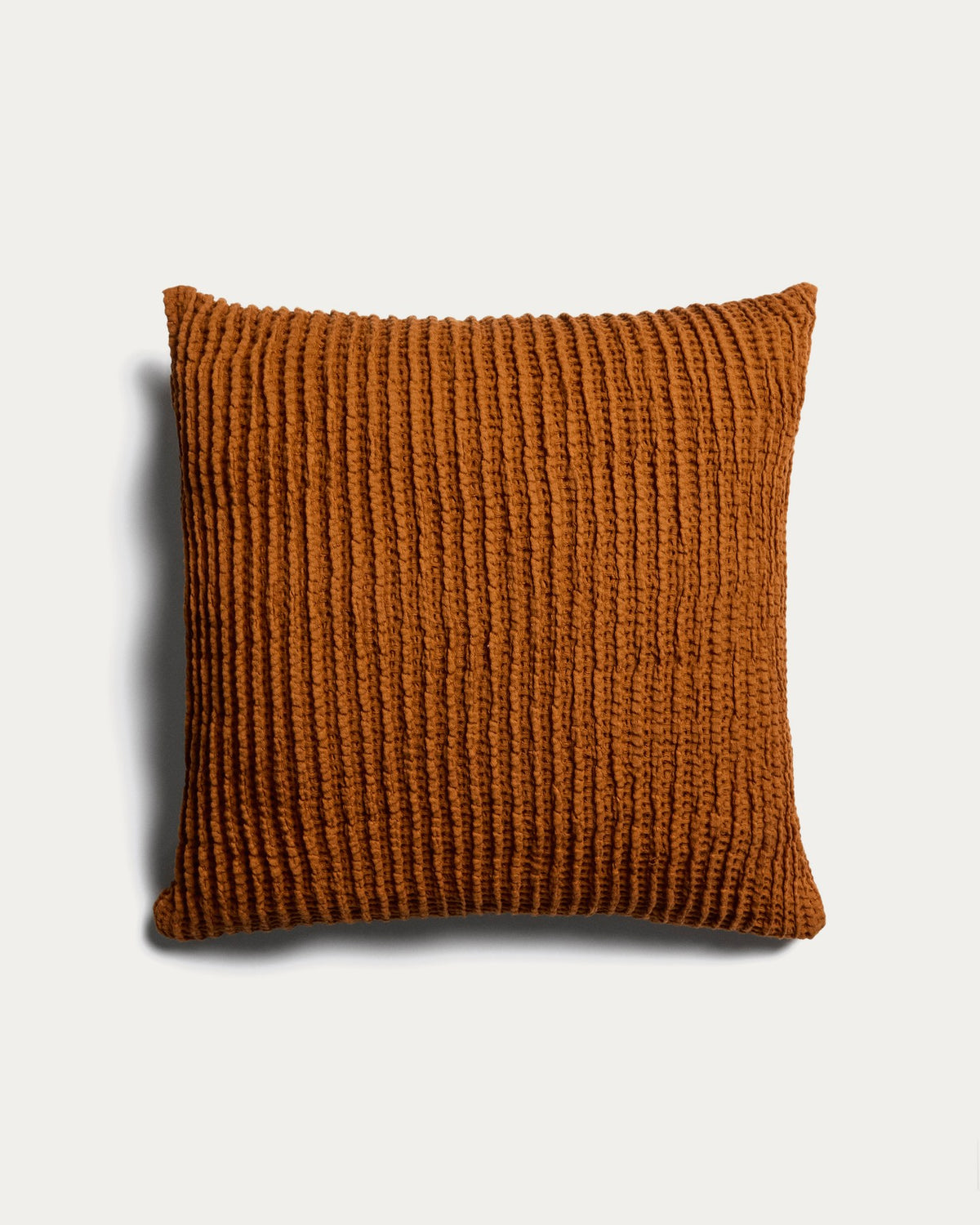 Quadratischer Kissenbezug in Dunkelorange aus 100% Baumwolle mit Waffelstruktur, Grösse 50 x 50 cm, Marke Kave Home, für Gartenkissen.