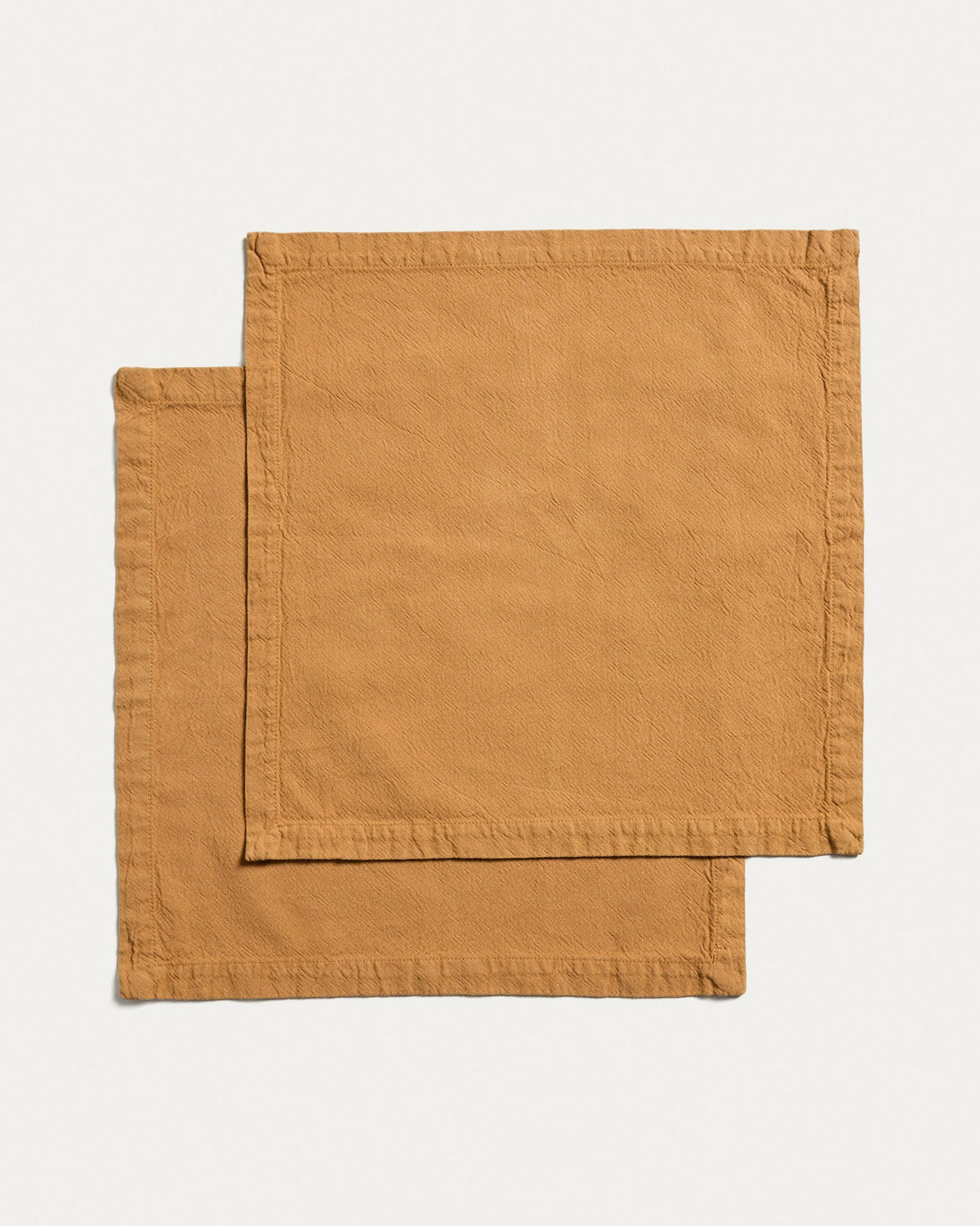 Zwei quadratische Servietten aus Baumwolle in Senfgelb mit Washed-Finish und Leinen-Optik, Grösse 35 x 35 cm, von Kave Home.