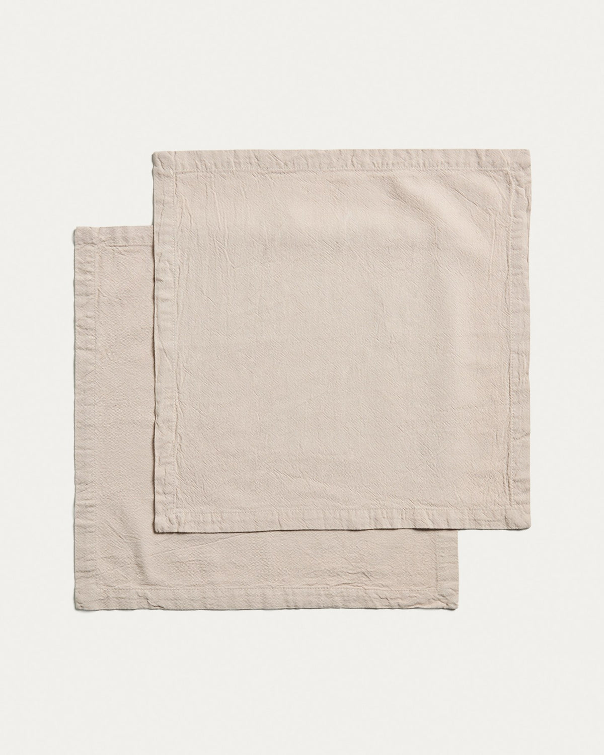 Zwei quadratische Servietten aus Baumwolle mit steingrauem Washed-Finish im Leinen-Look, Grösse 35 x 35 cm, ordentlich gefaltet.