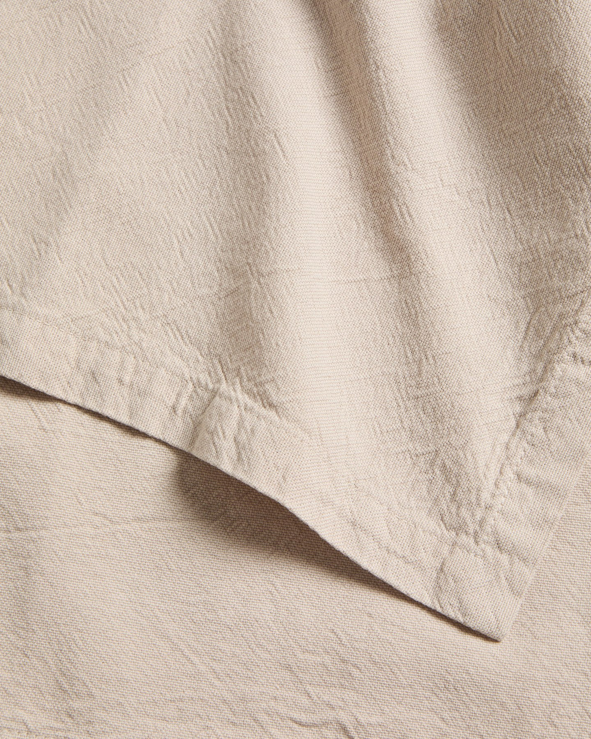 Zwei quadratische Servietten aus Baumwolle mit steingrauem Washed-Finish im Leinen-Look, Grösse 35 x 35 cm, ordentlich gefaltet.
