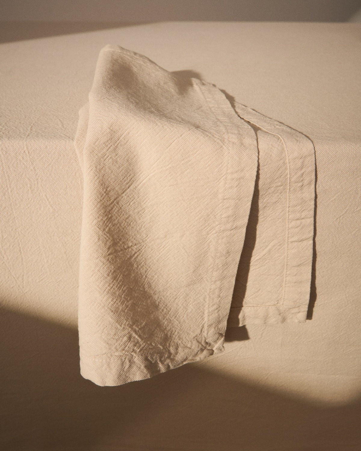 Zwei quadratische Servietten aus Baumwolle mit steingrauem Washed-Finish im Leinen-Look, Grösse 35 x 35 cm, ordentlich gefaltet.