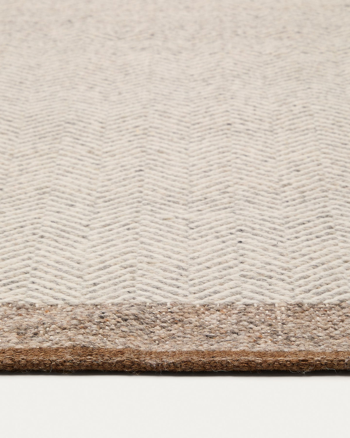 Beige-brauner Jacquard-Teppich aus Wollmischung mit Fischgrätmuster, handgewebt in Handarbeit, Grösse 300 x 400 cm, mit sichtbarer Naturfaserstruktur.