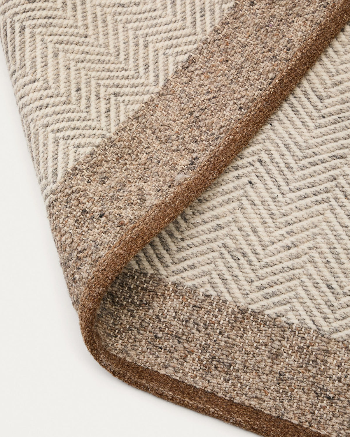 Beige-brauner Jacquard-Teppich aus Wollmischung mit Fischgrätmuster, handgewebt in Handarbeit, Grösse 300 x 400 cm, mit sichtbarer Naturfaserstruktur.