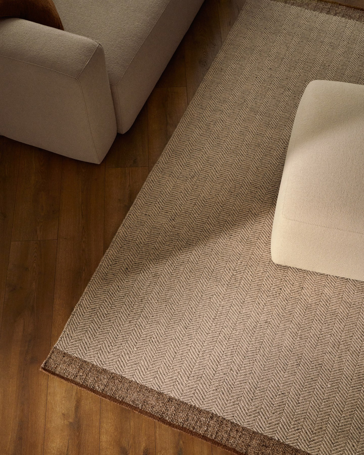 Beige-brauner Jacquard-Teppich aus Wollmischung mit Fischgrätmuster, handgewebt in Handarbeit, Grösse 300 x 400 cm, mit sichtbarer Naturfaserstruktur.