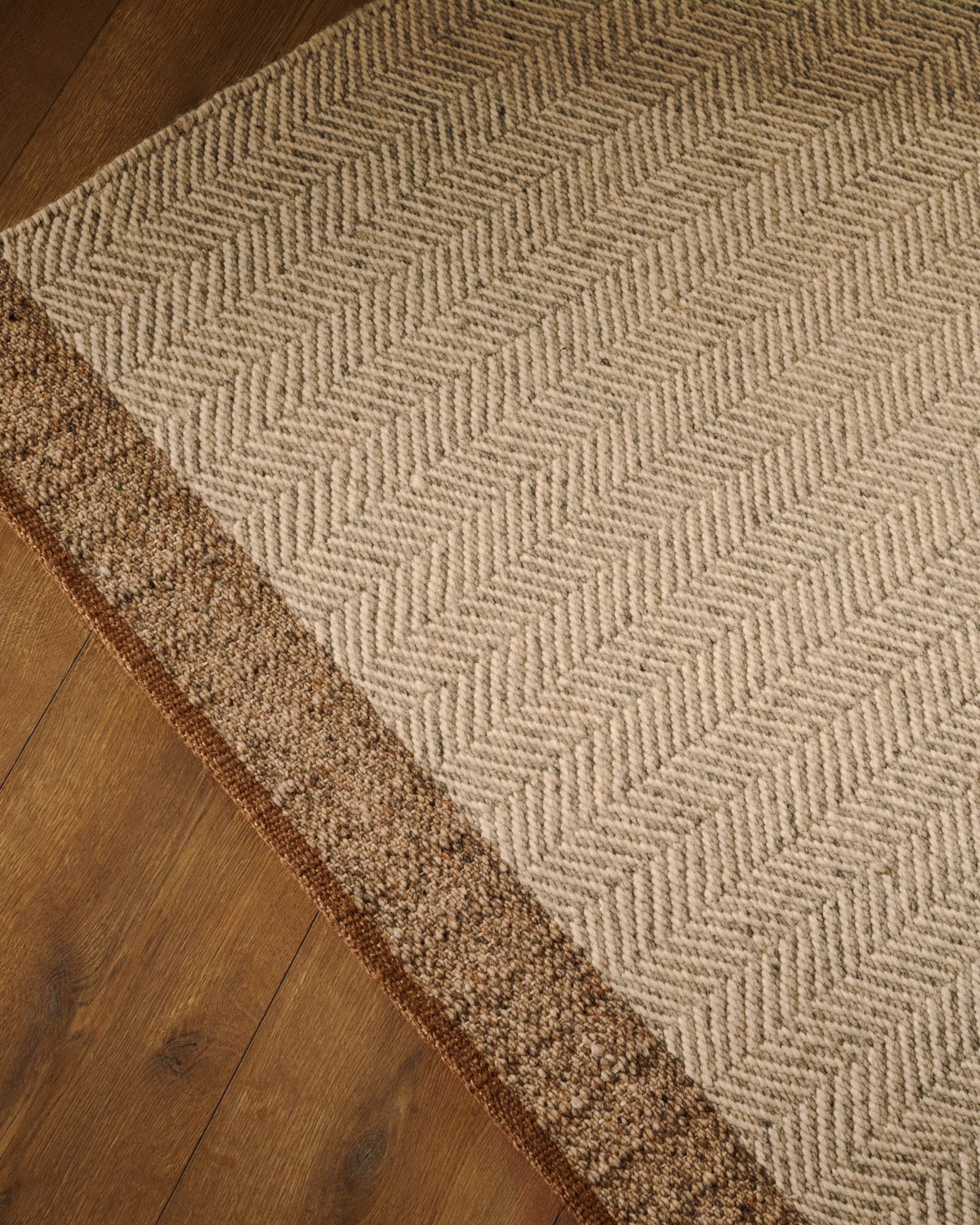 Beige-brauner Jacquard-Teppich aus Wollmischung mit Fischgrätmuster, handgewebt in Handarbeit, Grösse 300 x 400 cm, mit sichtbarer Naturfaserstruktur.