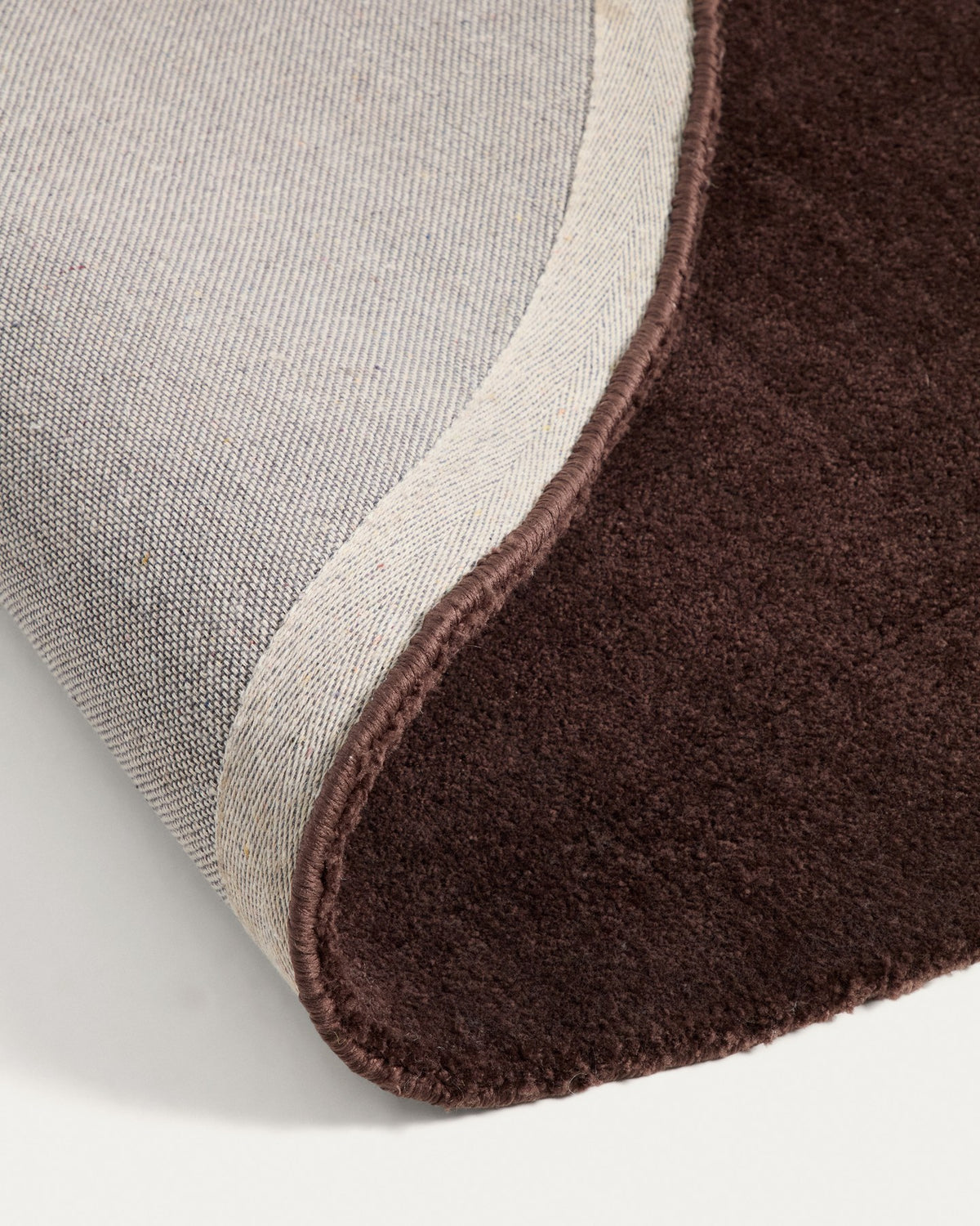 Runder brauner Teppich Empuries aus 100% Polyester mit Durchmesser 200 cm, handgefertigt mit sichtbaren Naturfaser-Unregelmässigkeiten.