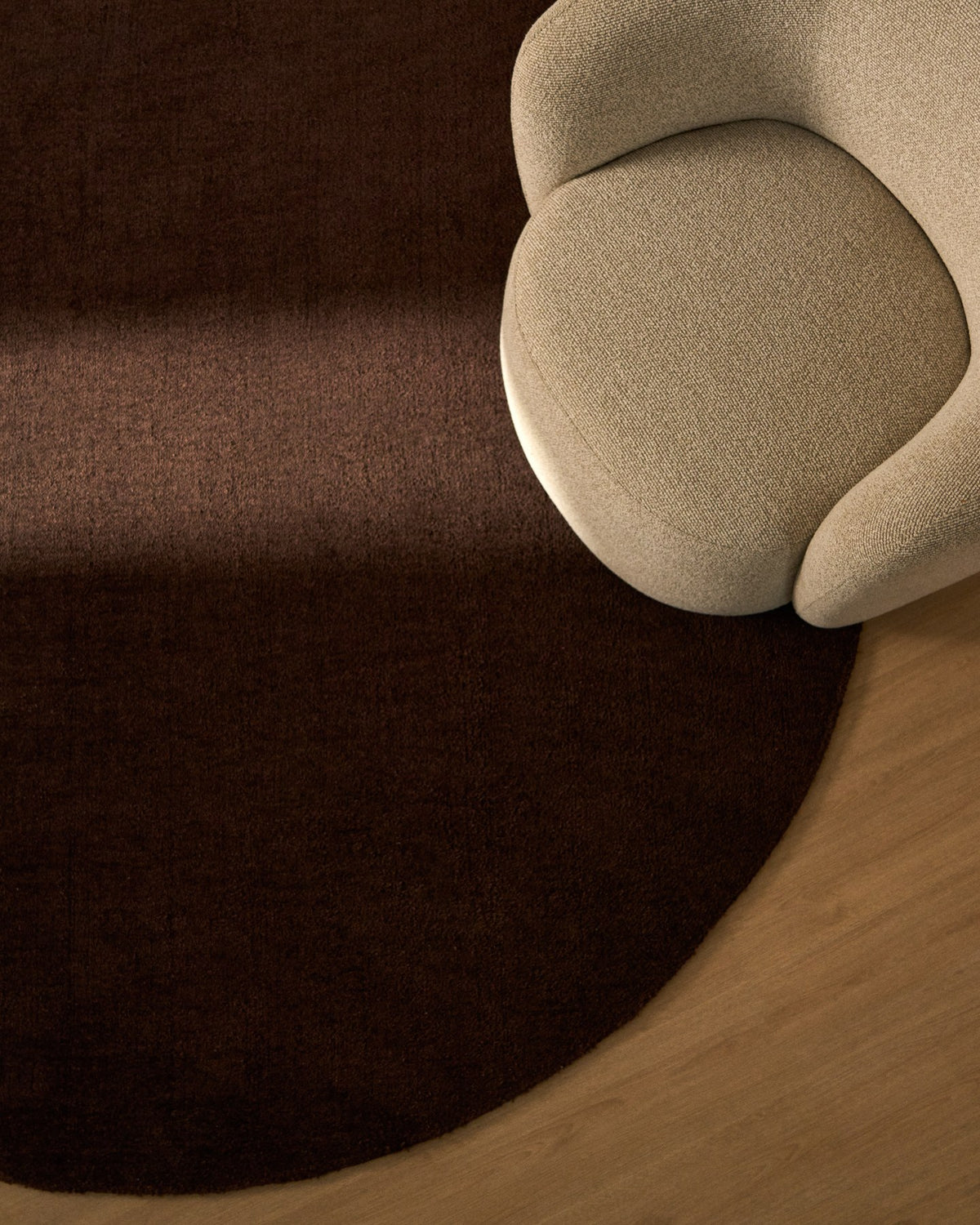 Runder brauner Teppich Empuries aus 100% Polyester mit Durchmesser 200 cm, handgefertigt mit sichtbaren Naturfaser-Unregelmässigkeiten.