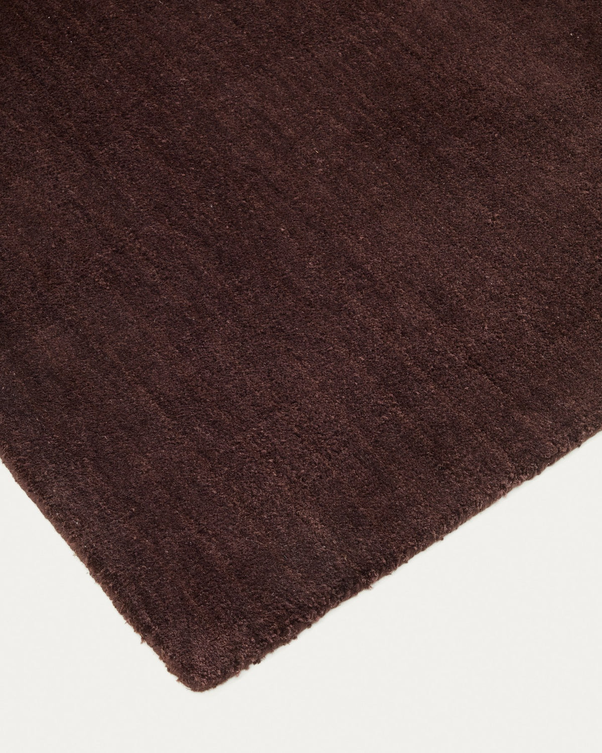 Brauner Empuries Teppich aus 100% Polyester in Wolloptik, handgefertigt, Format 200 x 300 cm, flauschige Oberfläche.