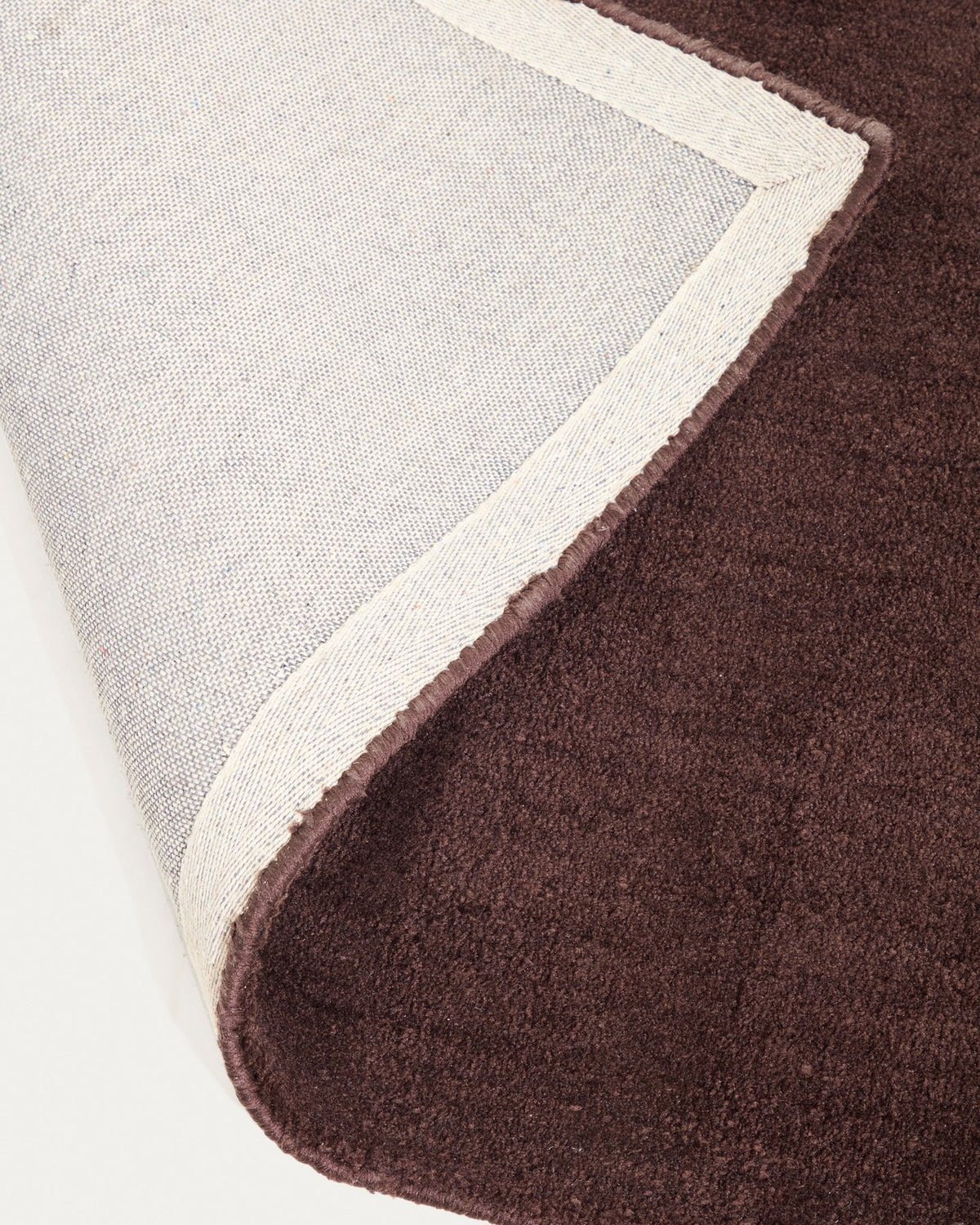 Brauner Empuries Teppich aus 100% Polyester in Wolloptik, handgefertigt, Format 200 x 300 cm, flauschige Oberfläche.