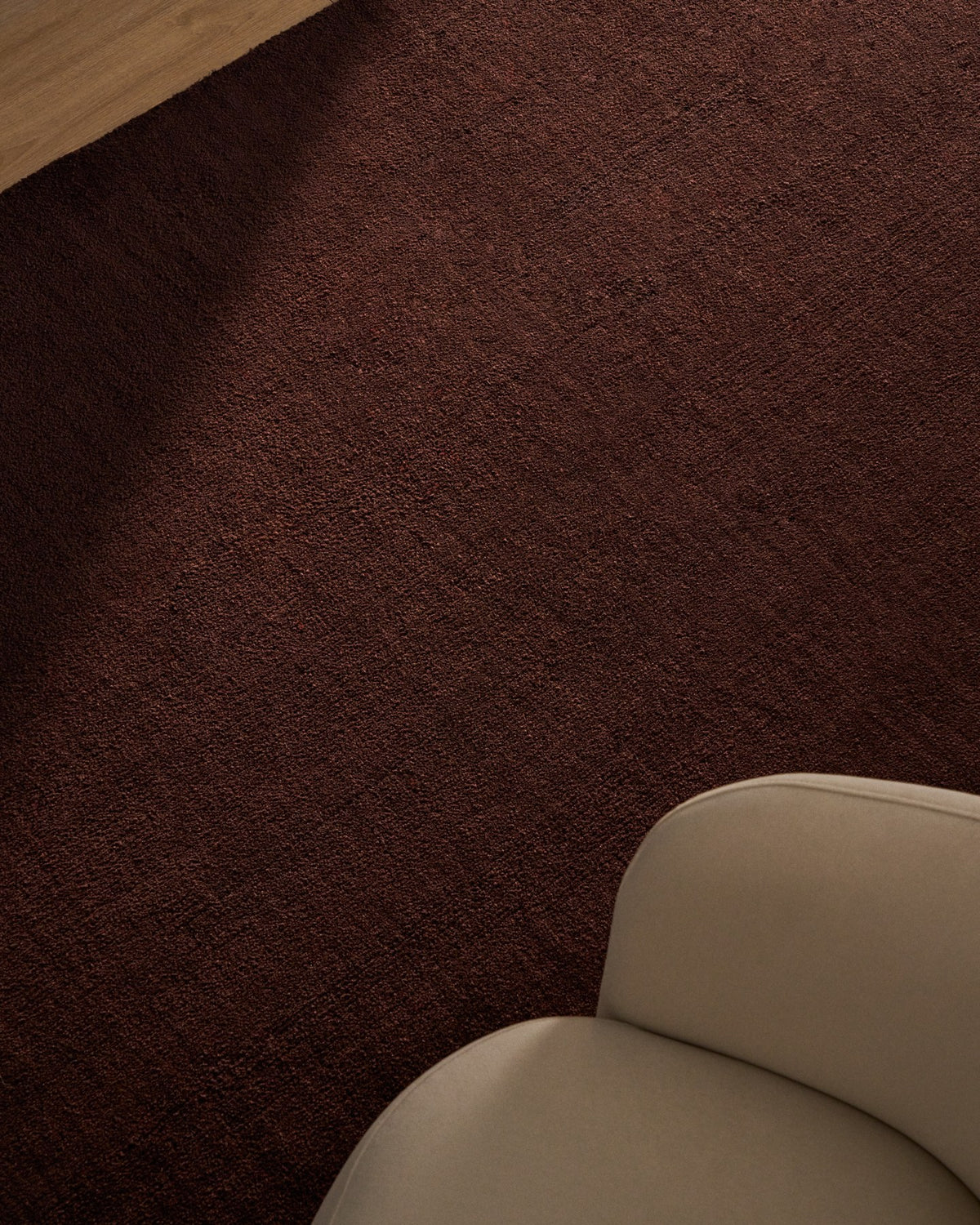 Brauner Empuries Teppich aus 100% Polyester in Wolloptik, handgefertigt, Format 200 x 300 cm, flauschige Oberfläche.