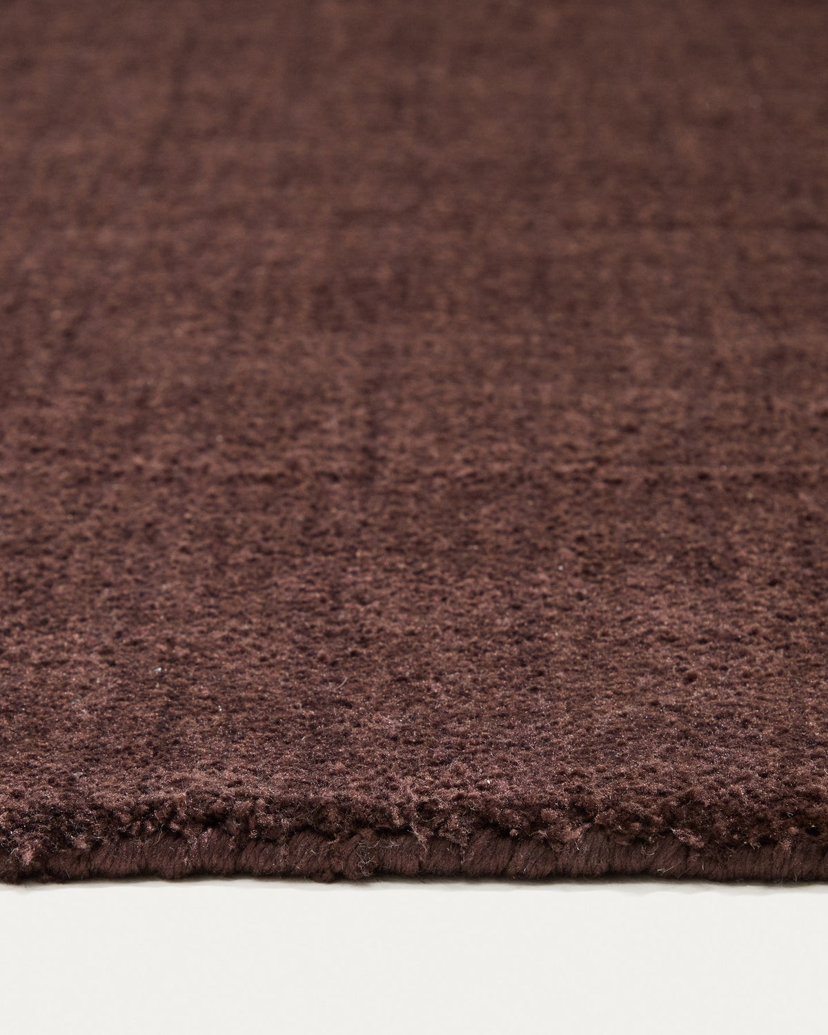 Brauner Läufer Empuries aus 100% Polyester, handgefertigt, 80 x 200 cm, mit sichtbaren Unregelmässigkeiten in der Struktur.