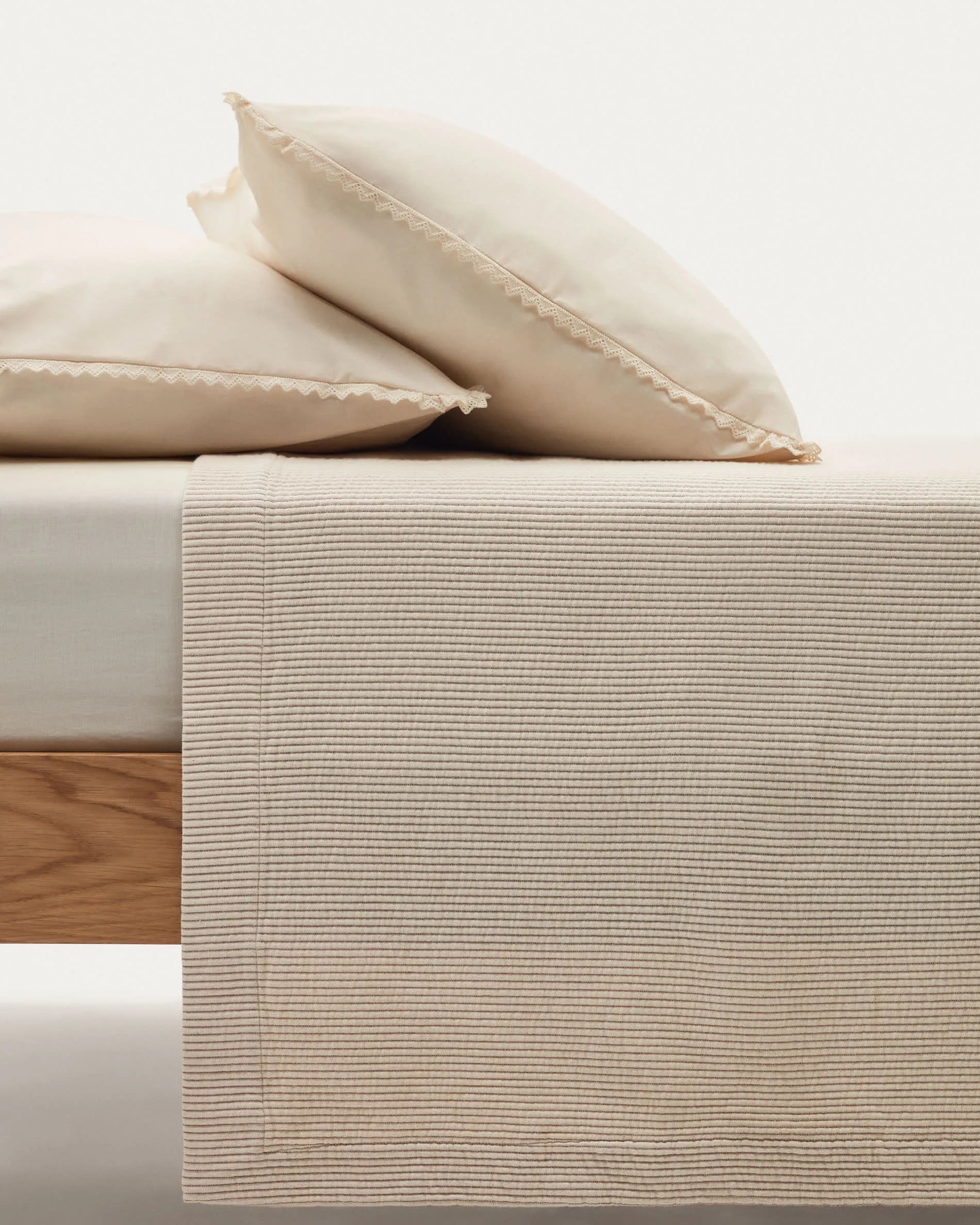 Elegante Tagesdecke aus reiner Baumwolle in Beige, ideal für Betten 160/180 cm. Stilvolles Design von Kave Home für Ihr Schlafzimmer.