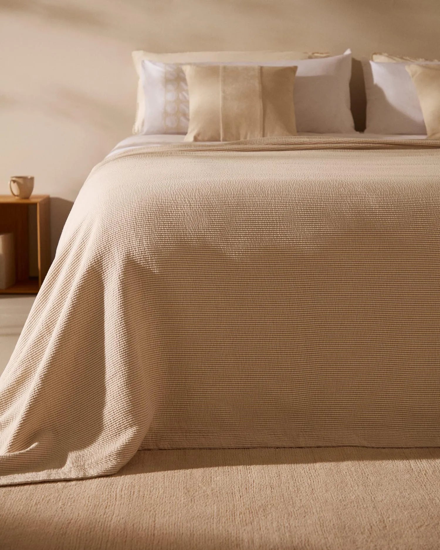 Beige Tagesdecke aus 100% Baumwolle, ideal für Betten 160/180 cm. Hochwertig und stilvoll, von Kave Home.