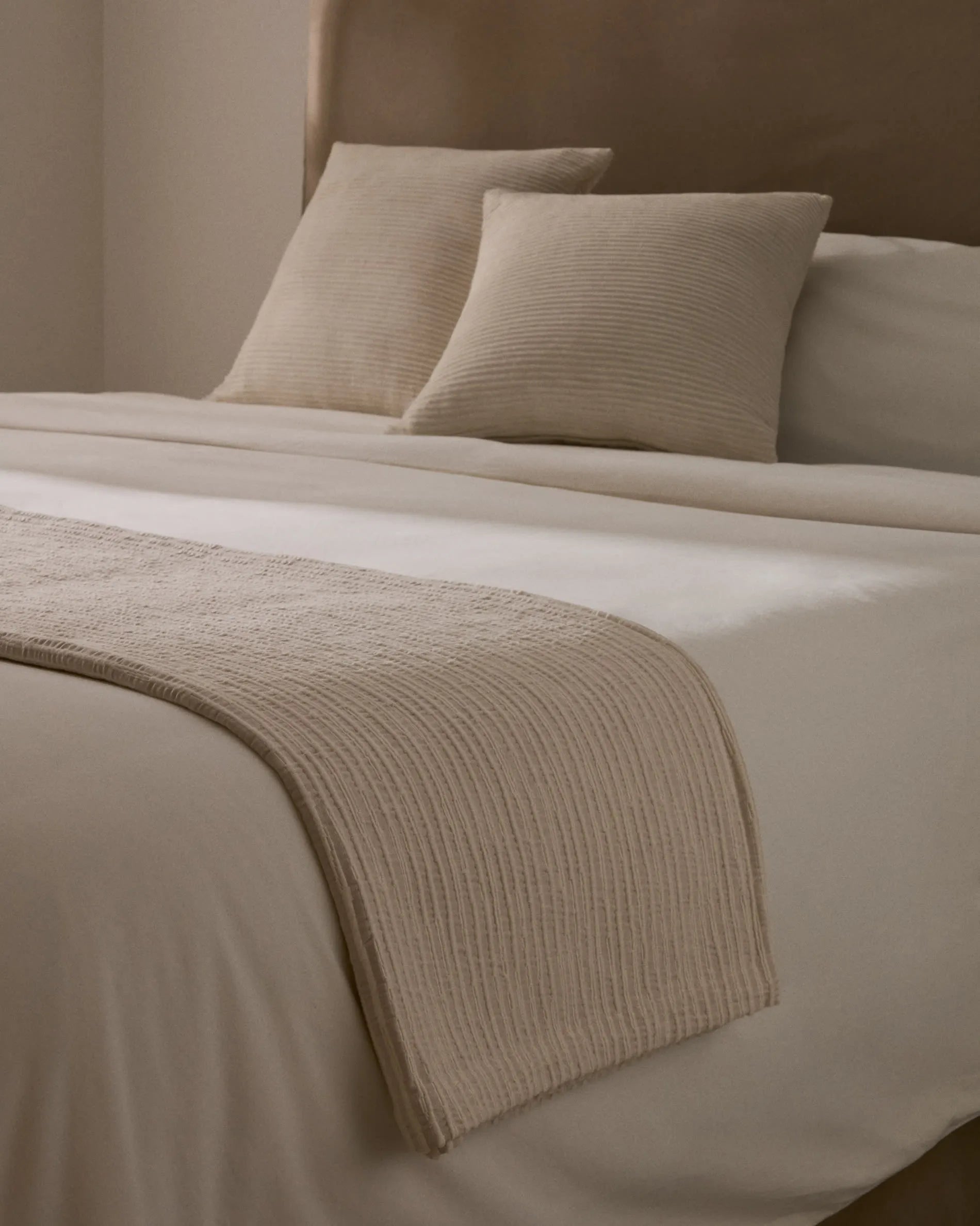 Beige Tagesdecke aus 100% Baumwolle, ideal für Betten 160/180 cm. Stilvolles Design von Kave Home für ein elegantes Schlafzimmer.