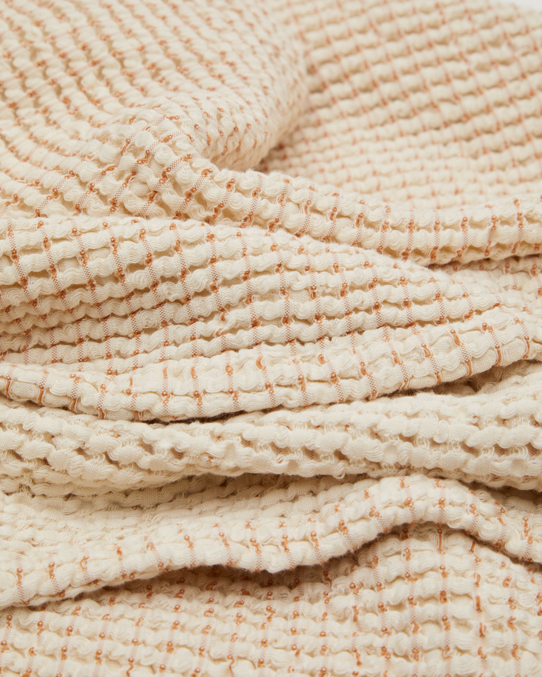 Die Senara Bettdecke aus 100% Baumwolle in Beige vereint Stil und Funktionalität, perfekt für 90/135 cm Betten und jedes Schlafzimmer.