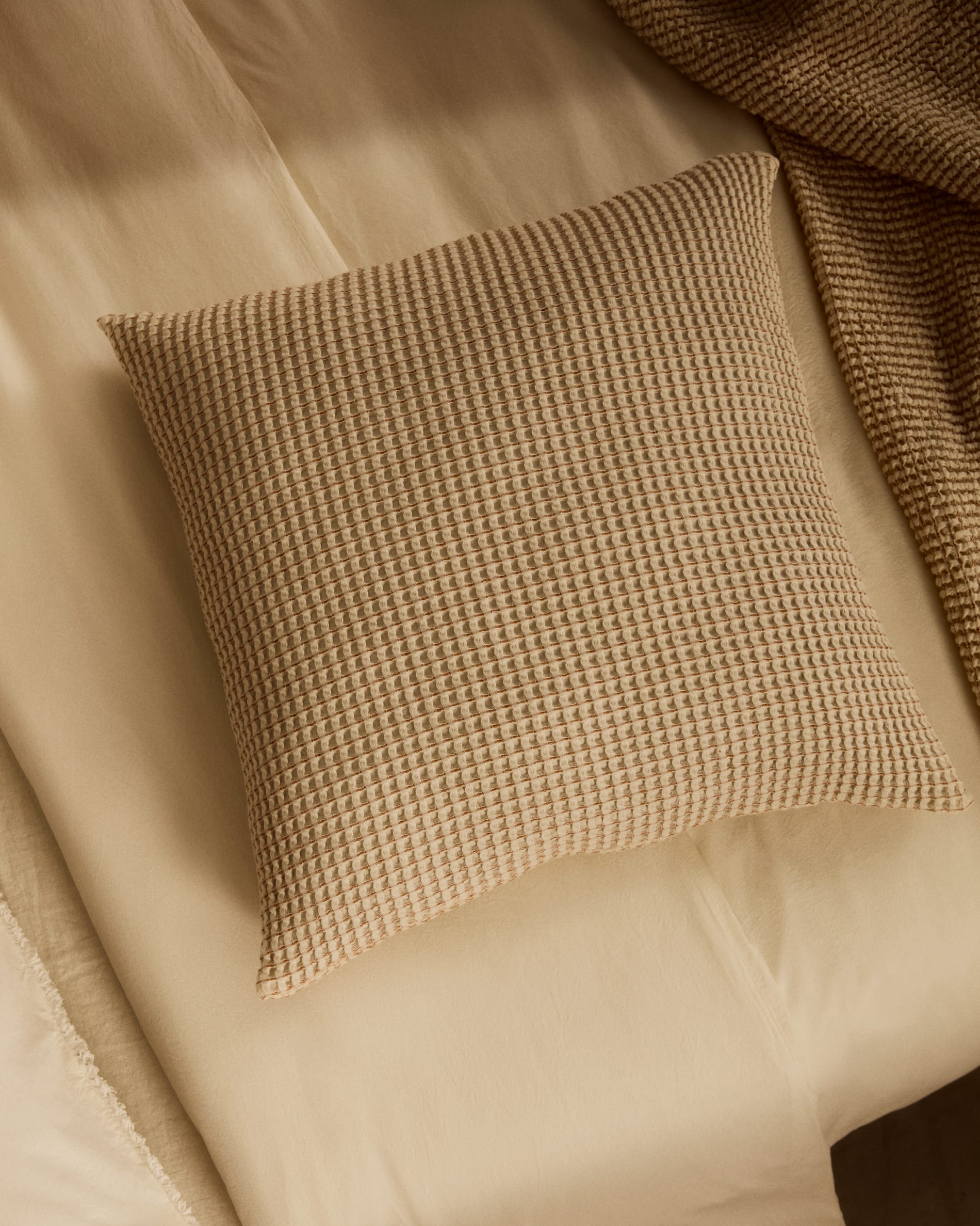 Beige Senara Bettdecke aus 100% Baumwolle von Kave Home, perfekt für 90/135 cm Betten. Hochwertig, atmungsaktiv und stilvoll.