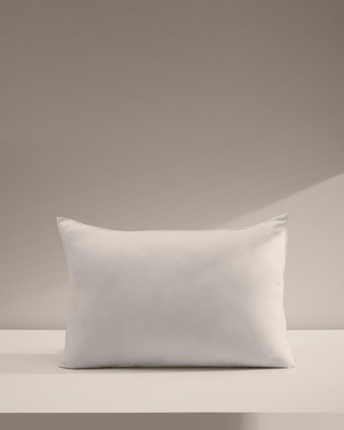 Weisse Kissenfüllung Dulnia aus 100% Federn, Grösse 40 x 60 cm, hergestellt in Spanien, Kollektion von Kave Home.