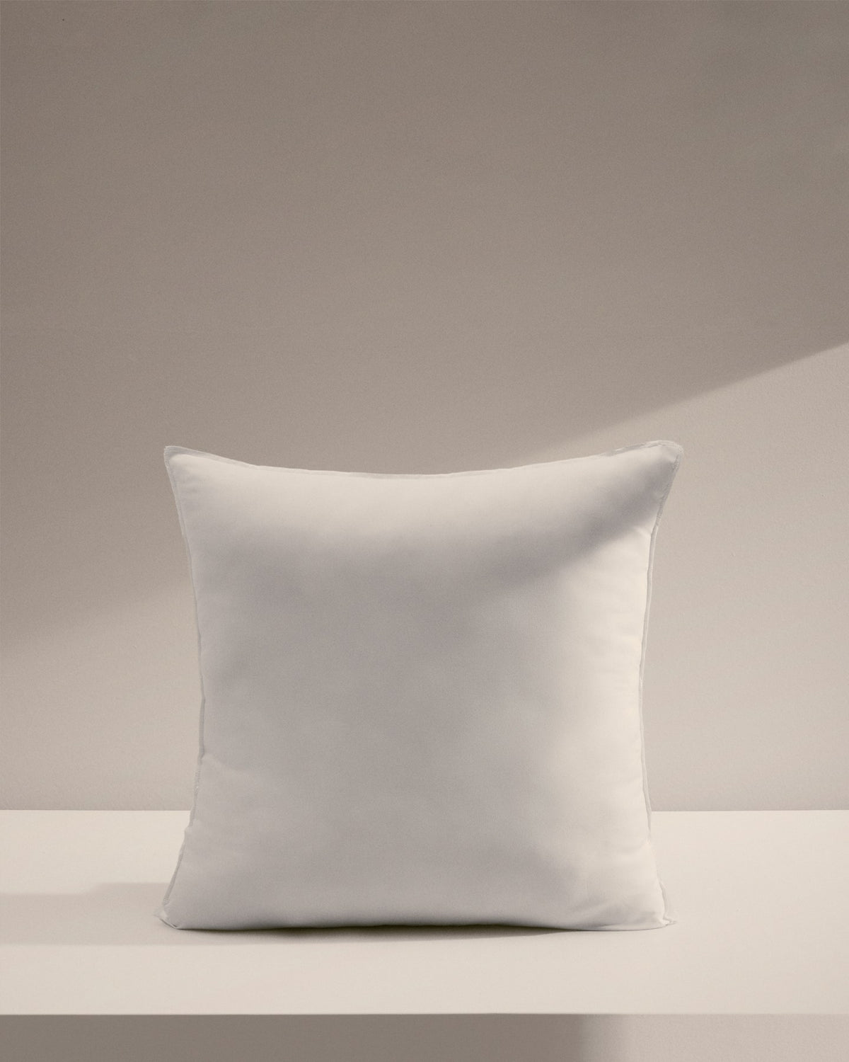 Weisse quadratische Kissenfüllung Dulnia aus 100% Federn, Grösse 45 x 45 cm, von Kave Home, hergestellt in Spanien.