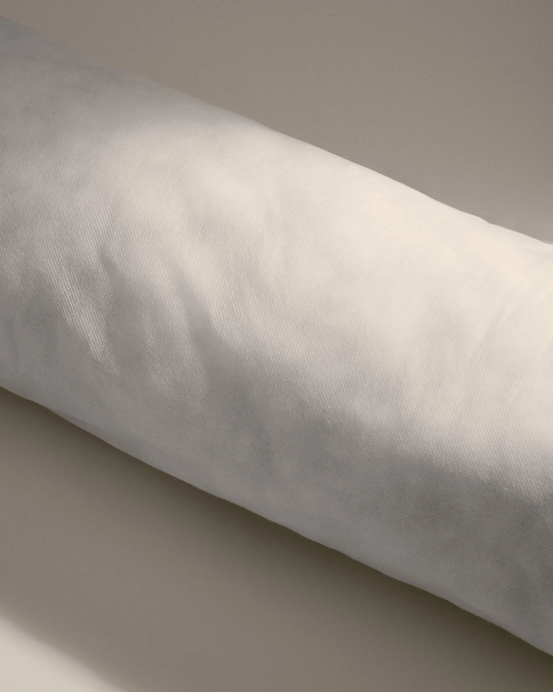 Weicher Rollenkissenfüller von Kave Home, ideal für gemütliche Akzente und stilvolle Einrichtung in Ihrem Zuhause.