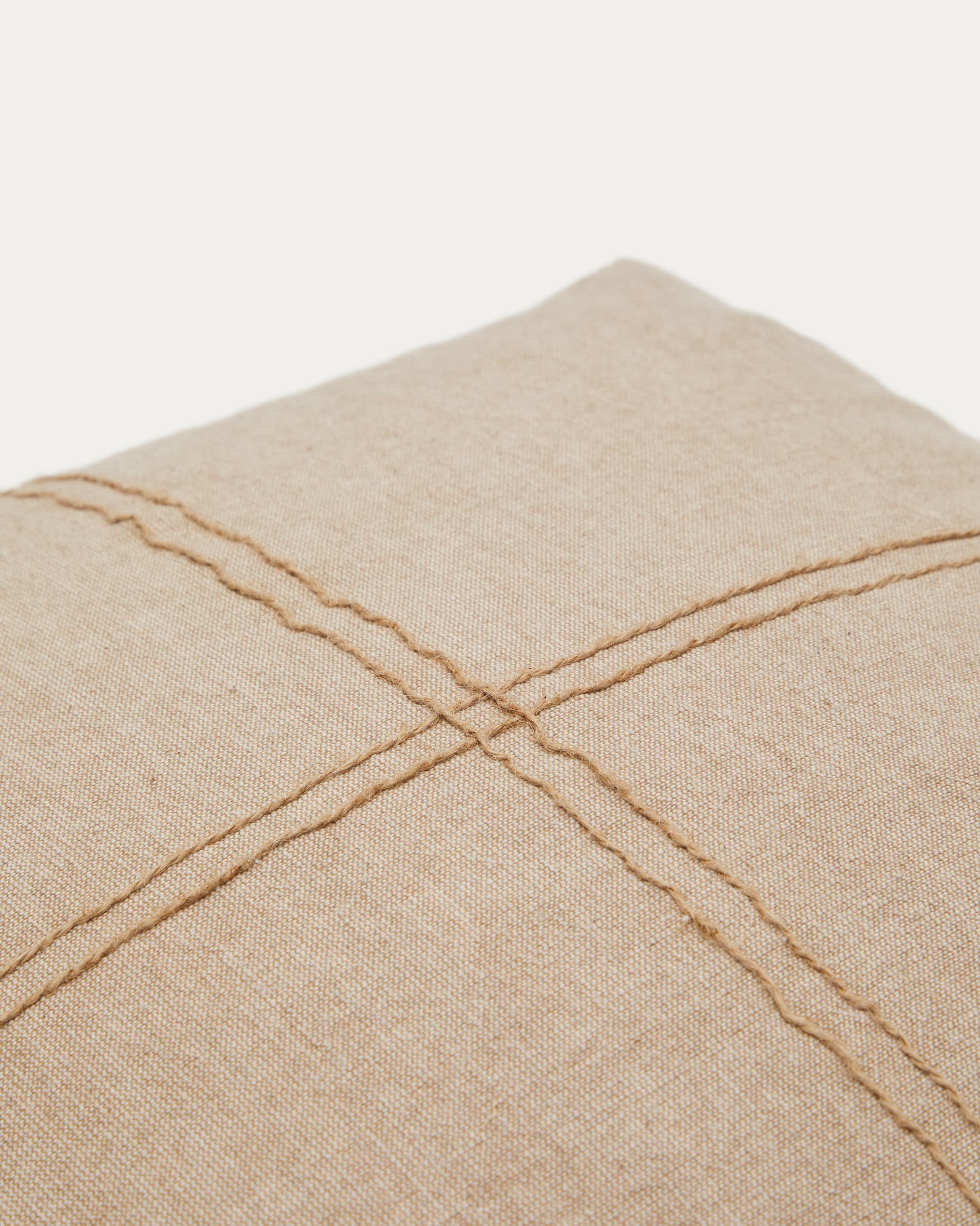 Kissenbezug Sulken aus beigefarbener Baumwolle mit beigefarbener Stickerei 45 x 45 cm in Beige präsentiert im Onlineshop von KAQTU Design AG. Deko Kissenbezug ist von Kave Home