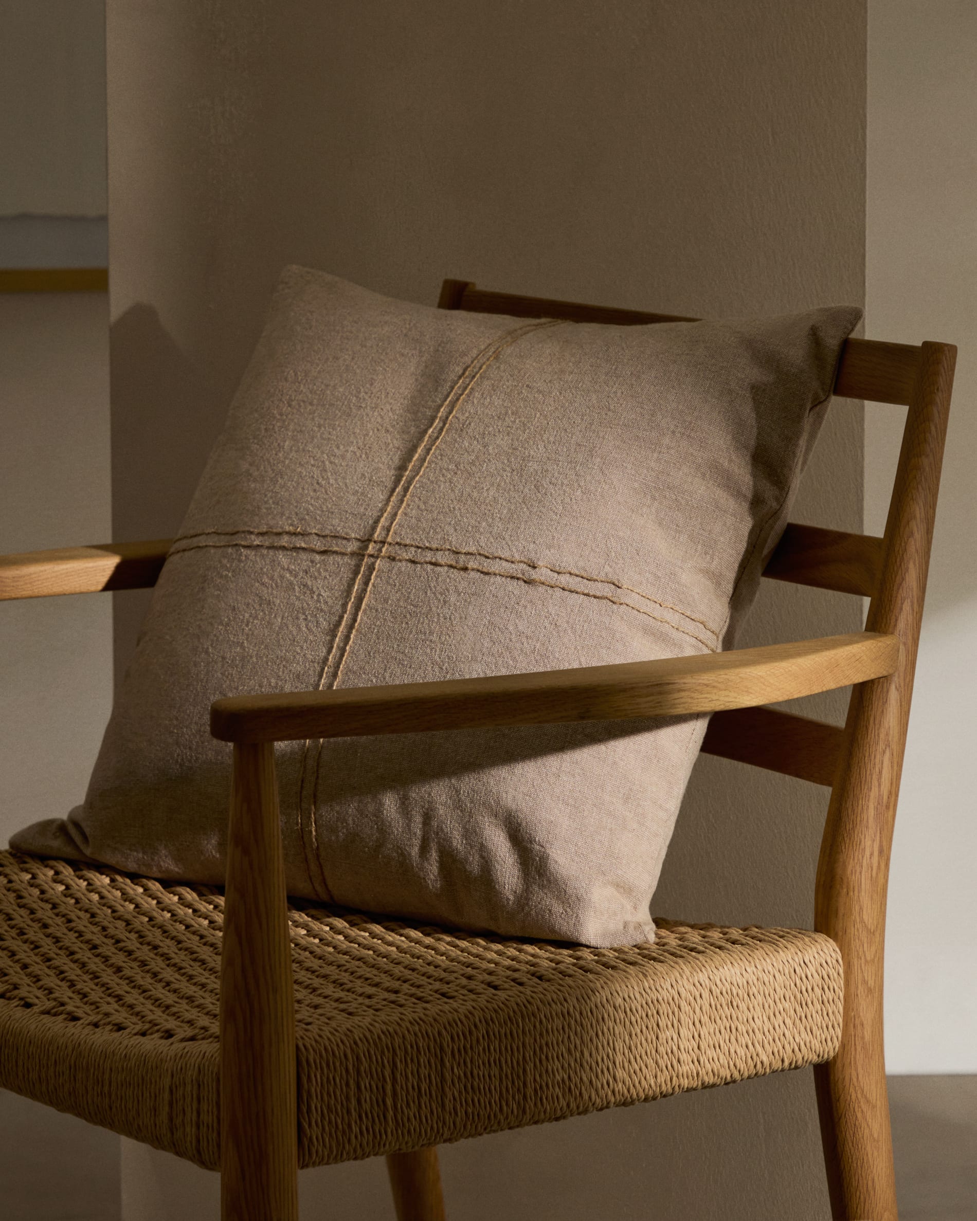 Kissenbezug Sulken aus beigefarbener Baumwolle mit beigefarbener Stickerei 45 x 45 cm in Beige präsentiert im Onlineshop von KAQTU Design AG. Deko Kissenbezug ist von Kave Home