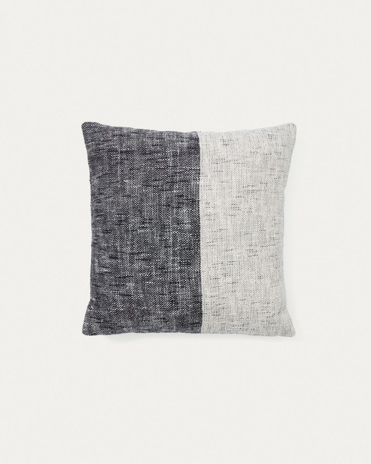 Kissenbezug Dalel grau 45 x 45 cm in Mehrfarbig präsentiert im Onlineshop von KAQTU Design AG. Deko Kissenbezug ist von Kave Home