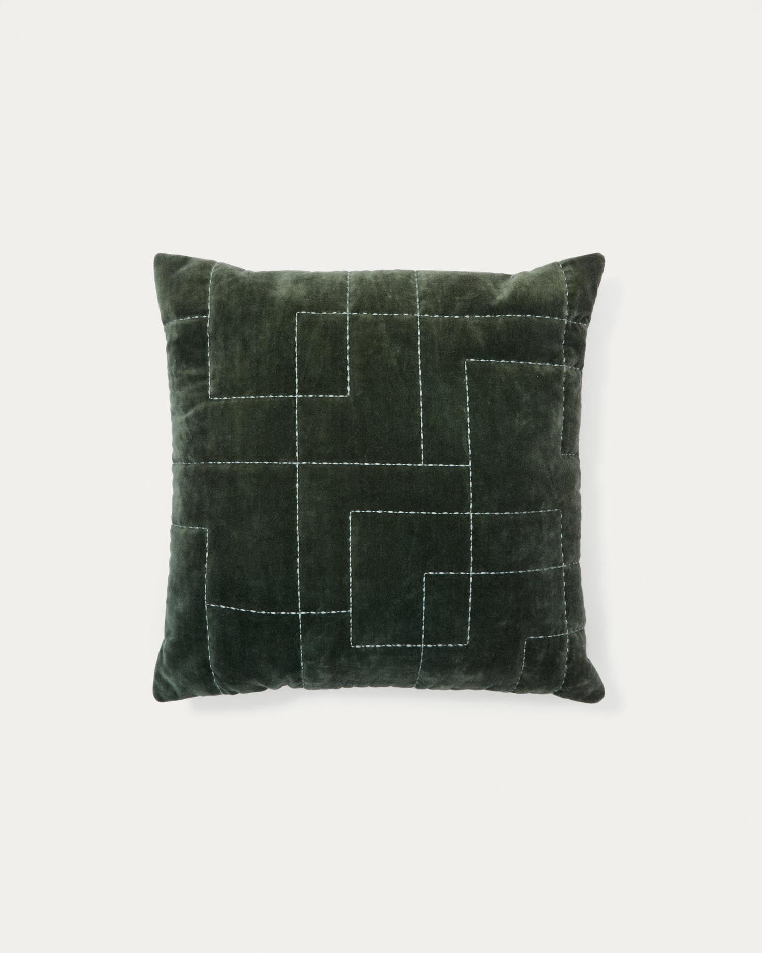 Kissenbezug Prila 100% Baumwoll-Samt grün mit geometrischer Stickerei 45 x 45 cm in Grün präsentiert im Onlineshop von KAQTU Design AG. Deko Kissenbezug ist von Kave Home