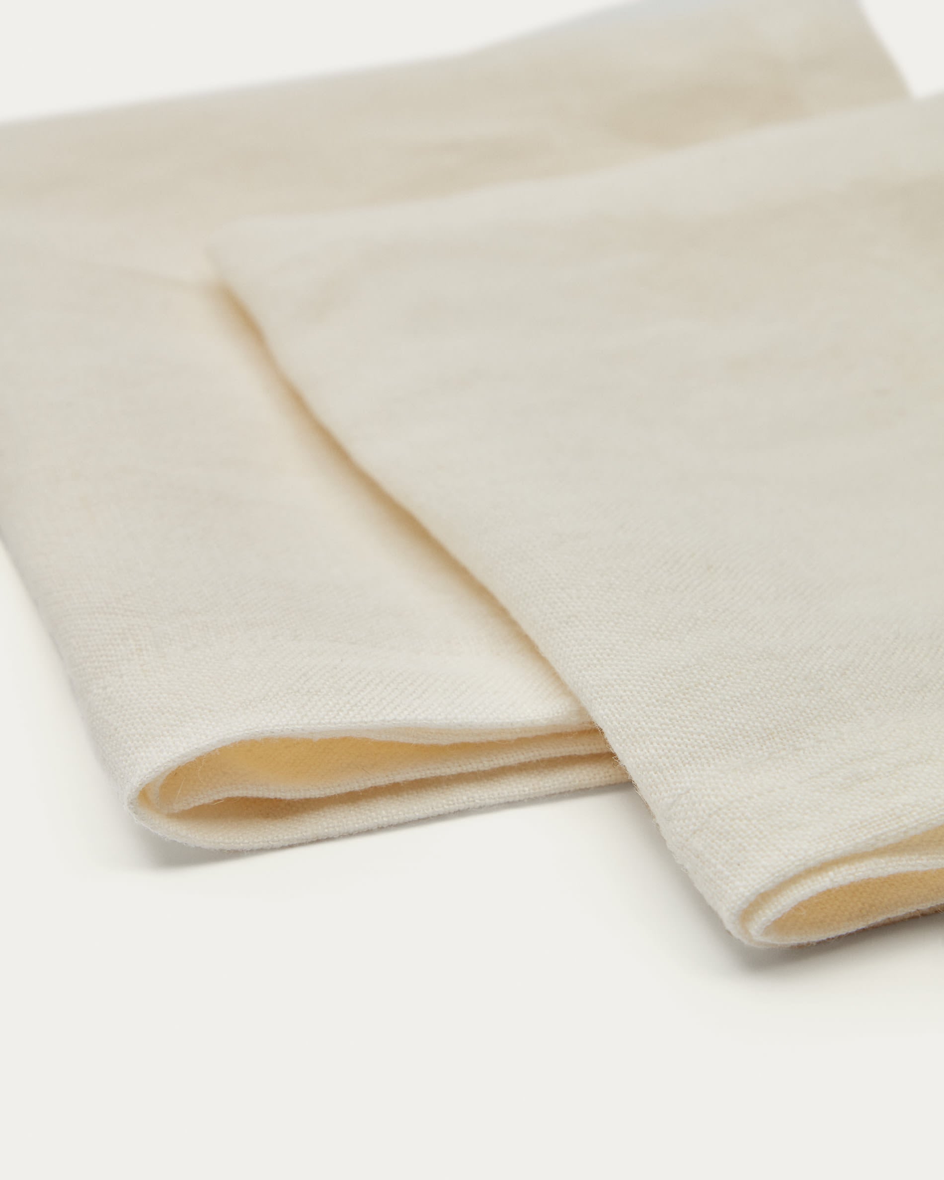 Hochwertiges Pals Set aus 2 weißen Leinenservietten von Kave Home. Ideal für elegante Tischarrangements und täglichen Gebrauch.