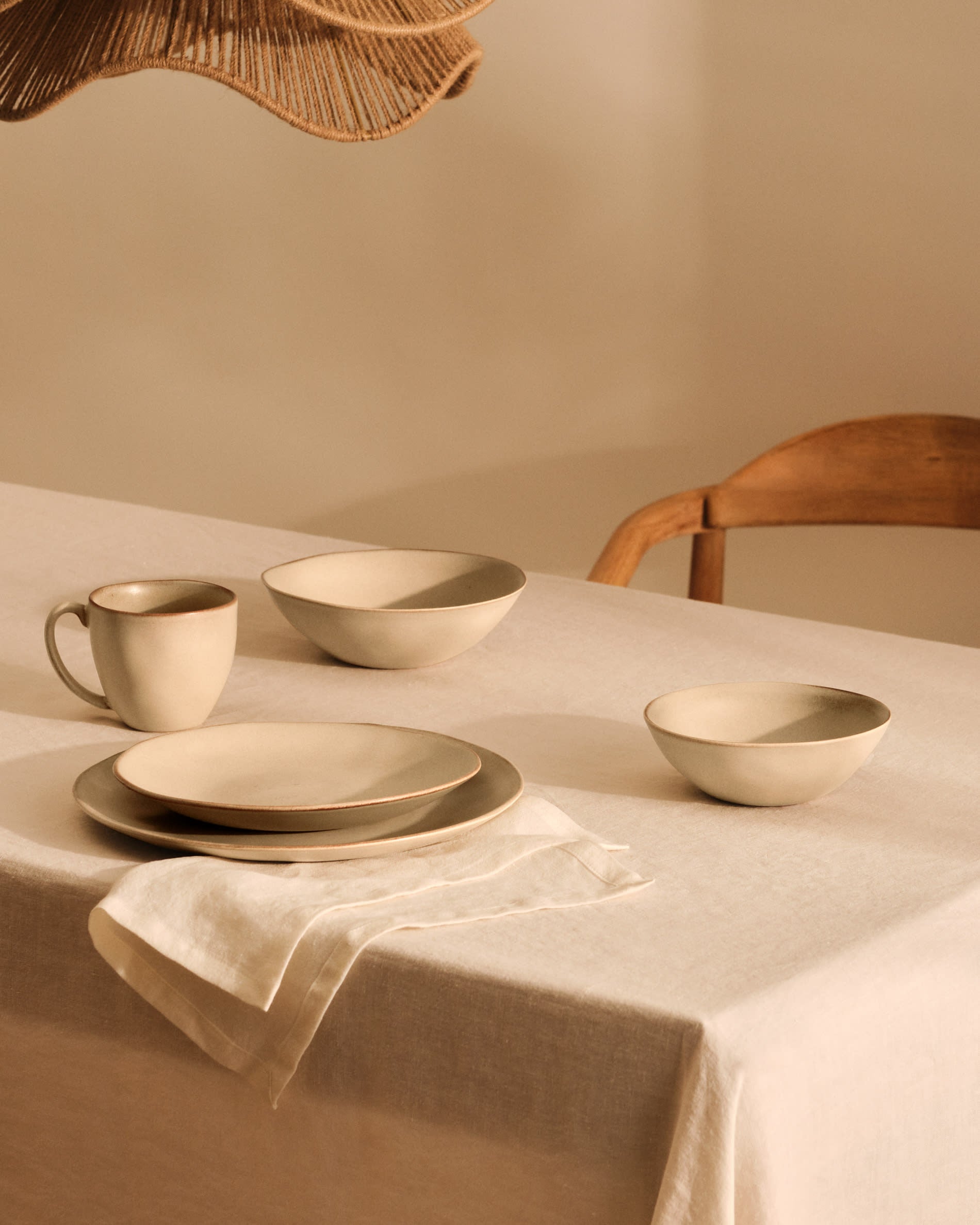 Elegantes Set aus 2 weissen Servietten aus 100% Leinen von Kave Home, perfekt für stilvolle Tischdekoration und hochwertige Qualität.