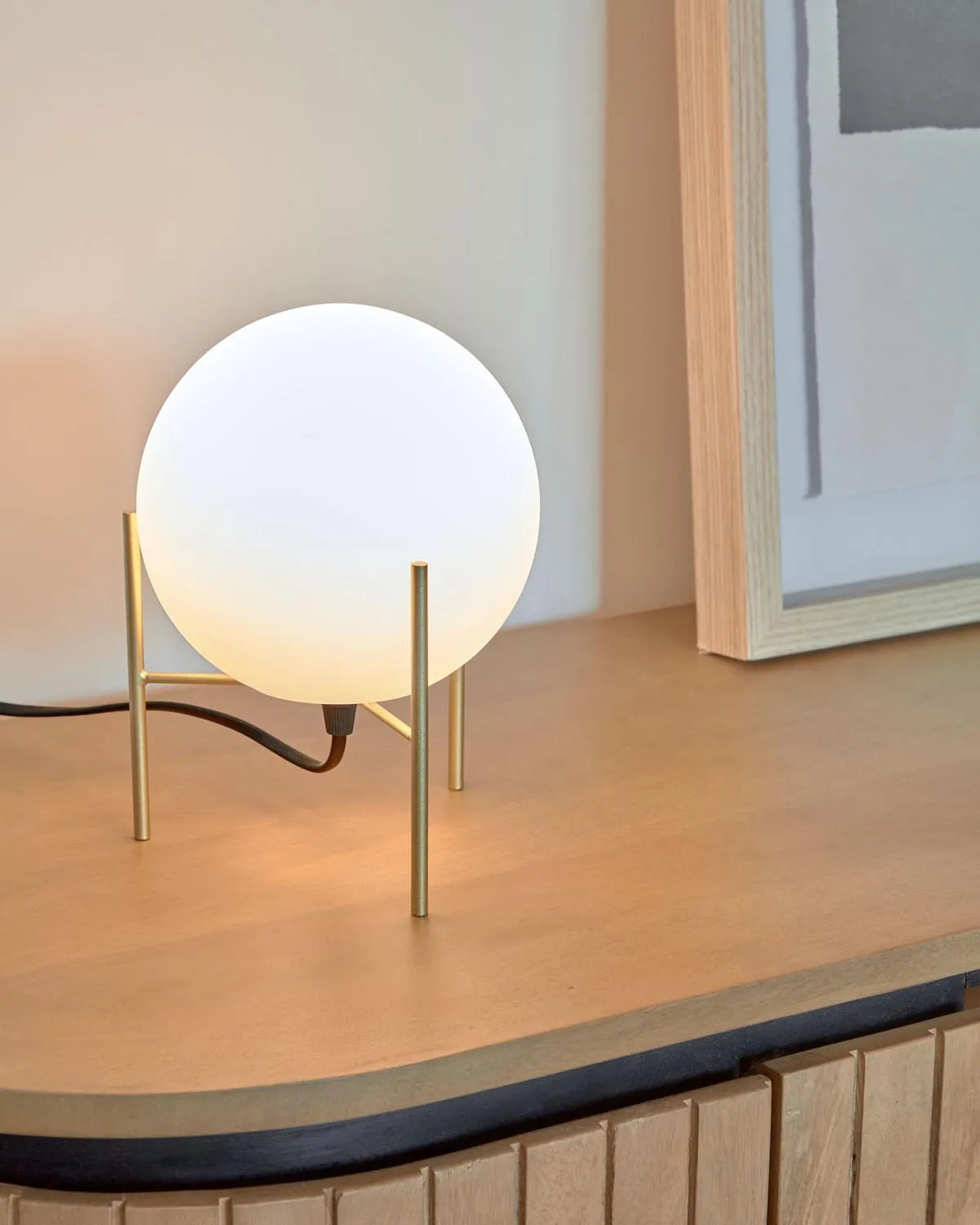 Seina Tischlampe aus Stahl mit Messing-Finish in Gold, Weiß präsentiert im Onlineshop von KAQTU Design AG. Tischleuchte ist von Kave Home