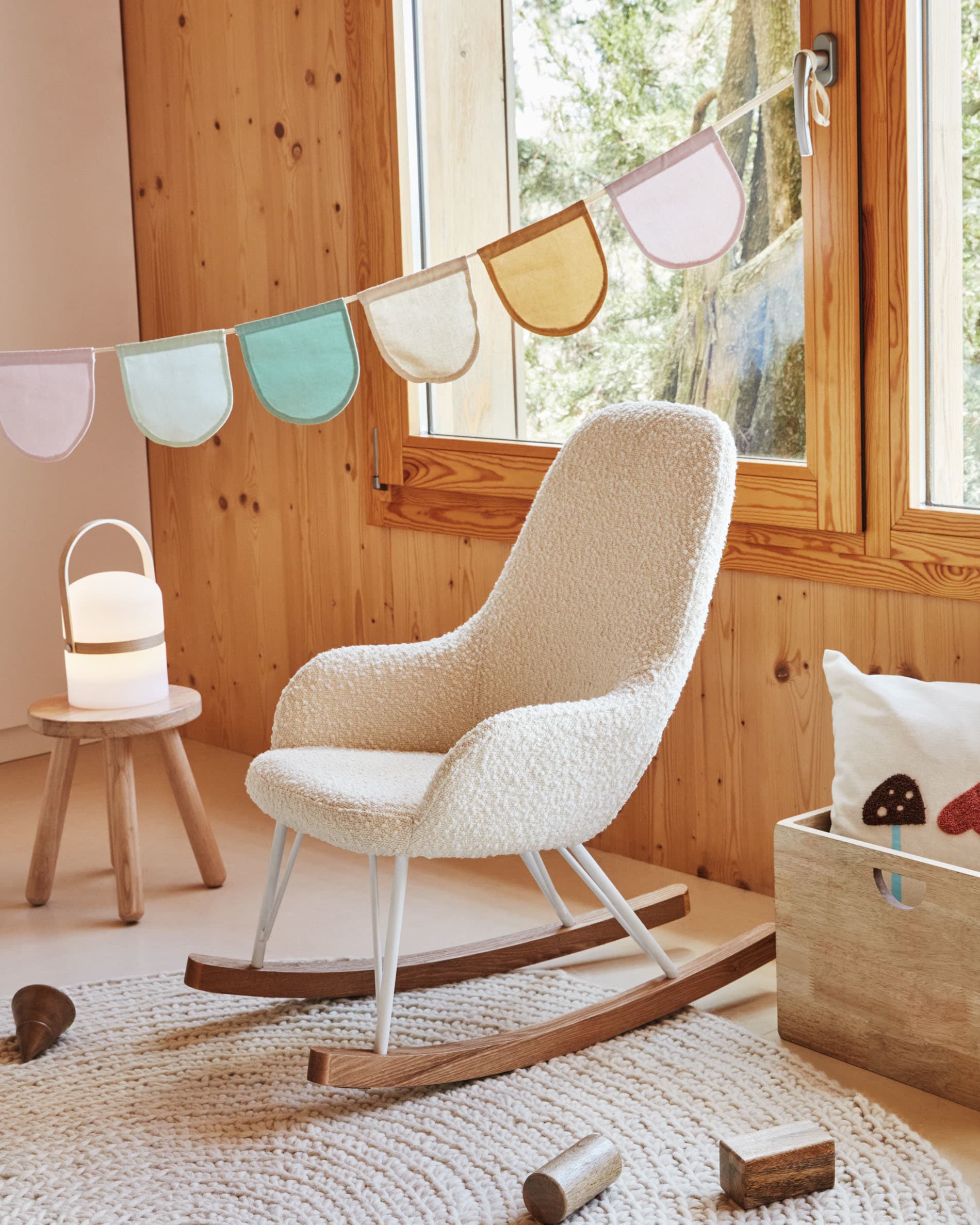 Der Joey Kinder-Schaukelstuhl von Kave Home kombiniert modernes Design mit weichem, weissem Bouclé-Stoff für gemütliche Momente.