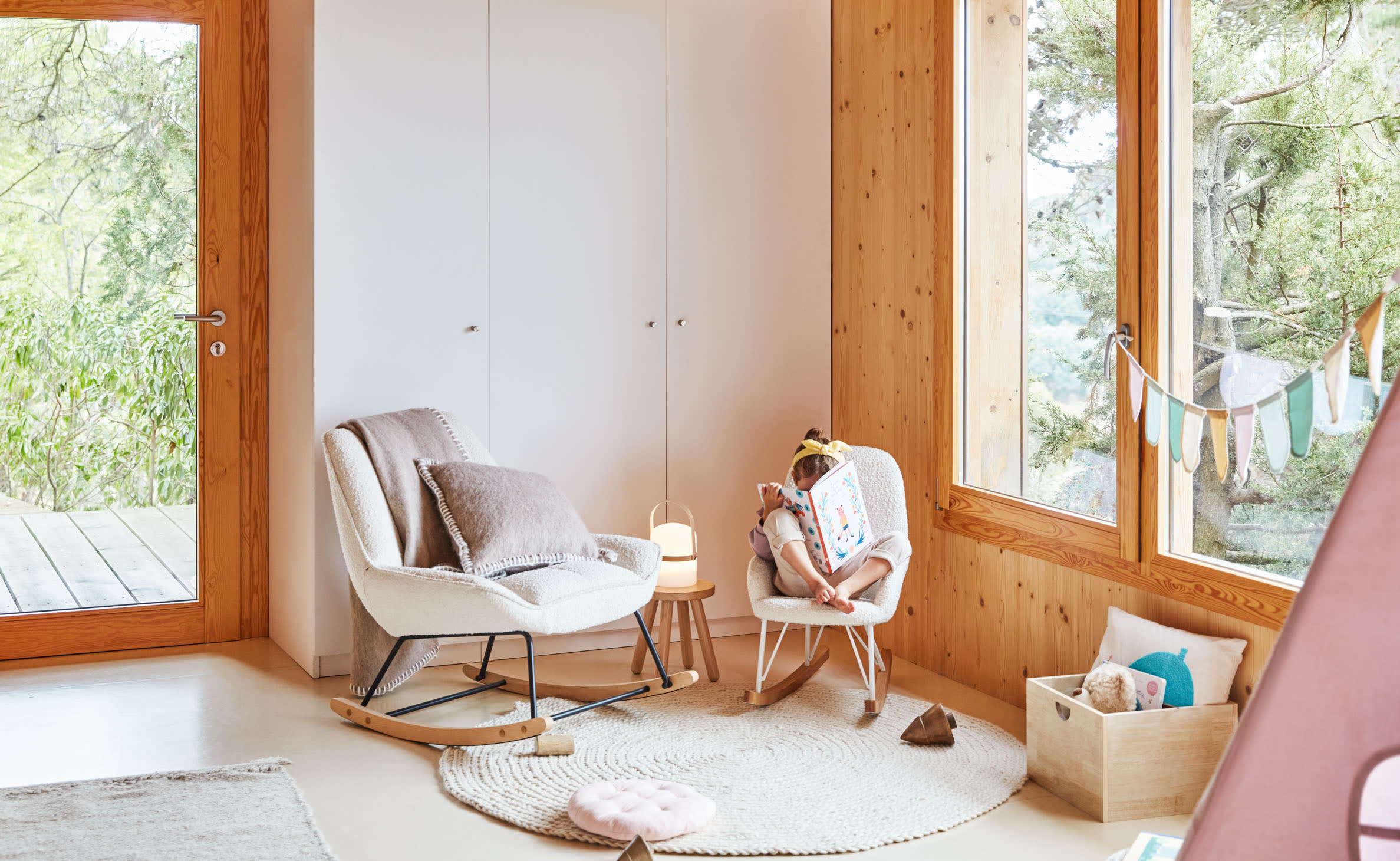 Der Joey Kinder-Schaukelstuhl von Kave Home kombiniert stilvolles Design mit weissem Bouclé-Stoff für gemütliche Momente.