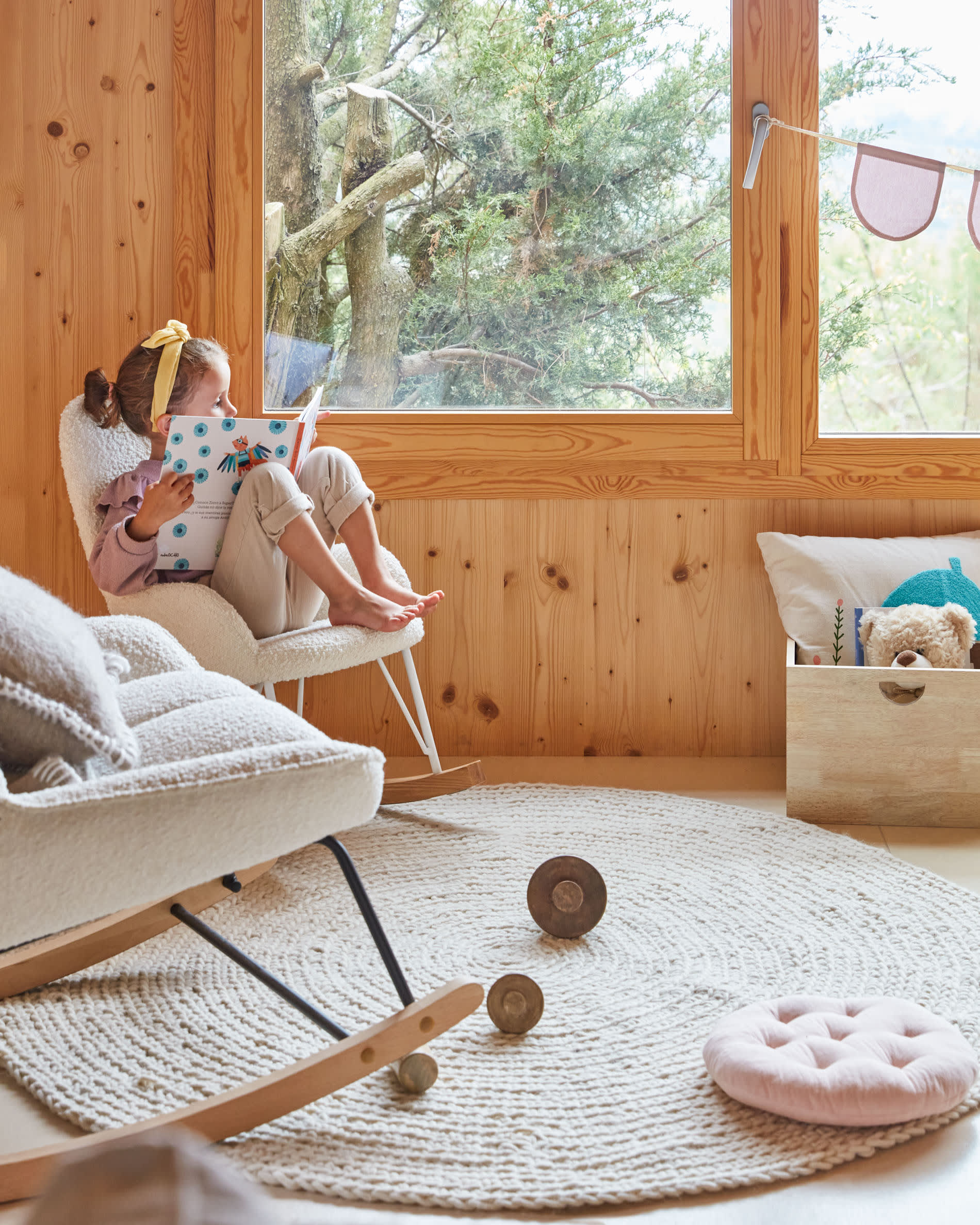 Der Joey Schaukelstuhl für Kinder von Kave Home bietet Komfort und Stil mit weichem, weissem Bouclé-Stoff und modernem Design.
